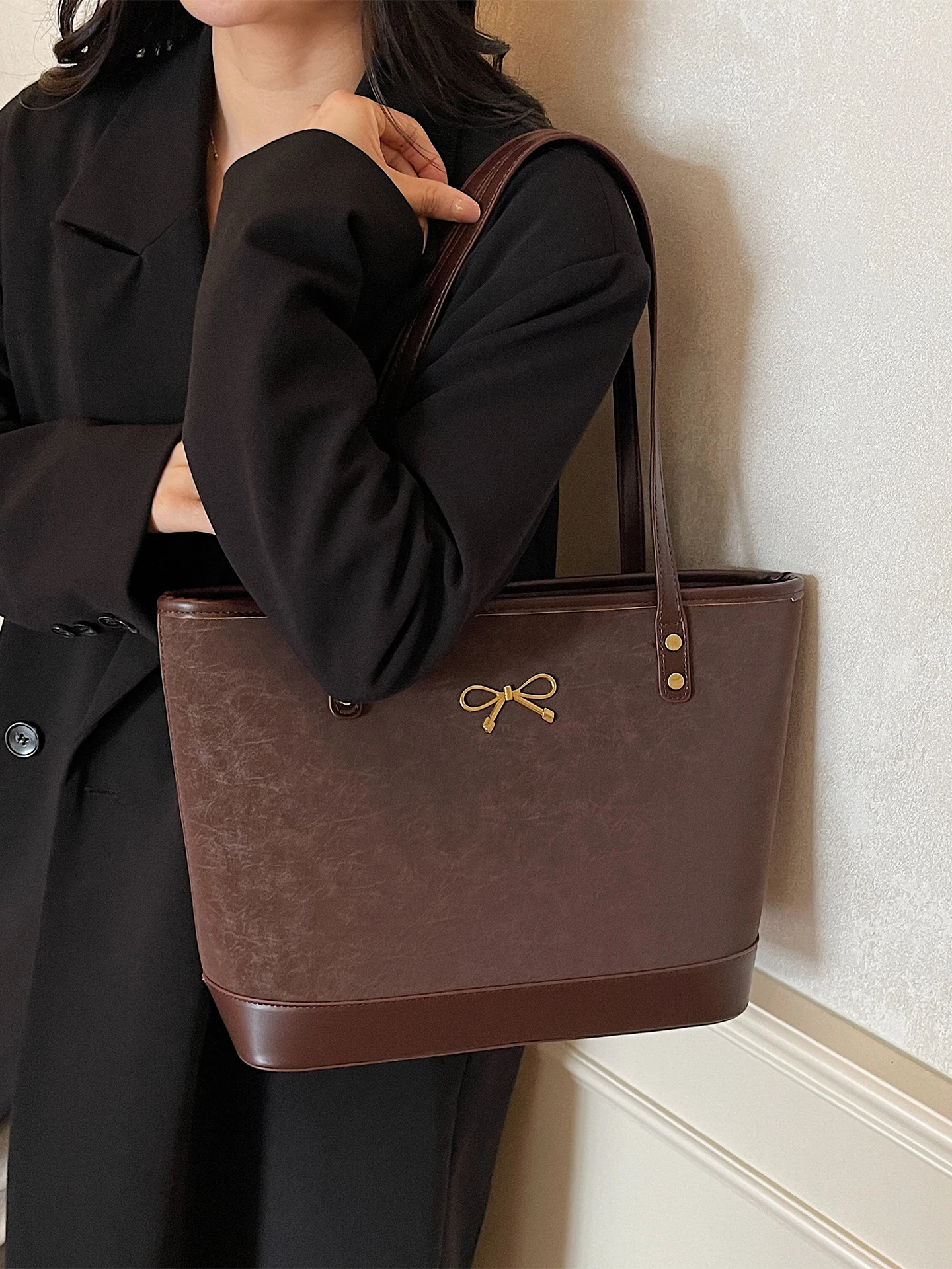 Large Capacity Commuter Tote Bag Women's 2026 New Spring Fashion Single Shoulder Bag Outdoor Handheld Bag Retro Artistic Style
Large Capacity Commuter Tote Bag Women's 2026 New Spring Fashion Single Shoulder Bag Outdoor Handheld Bag Retro Artistic Style