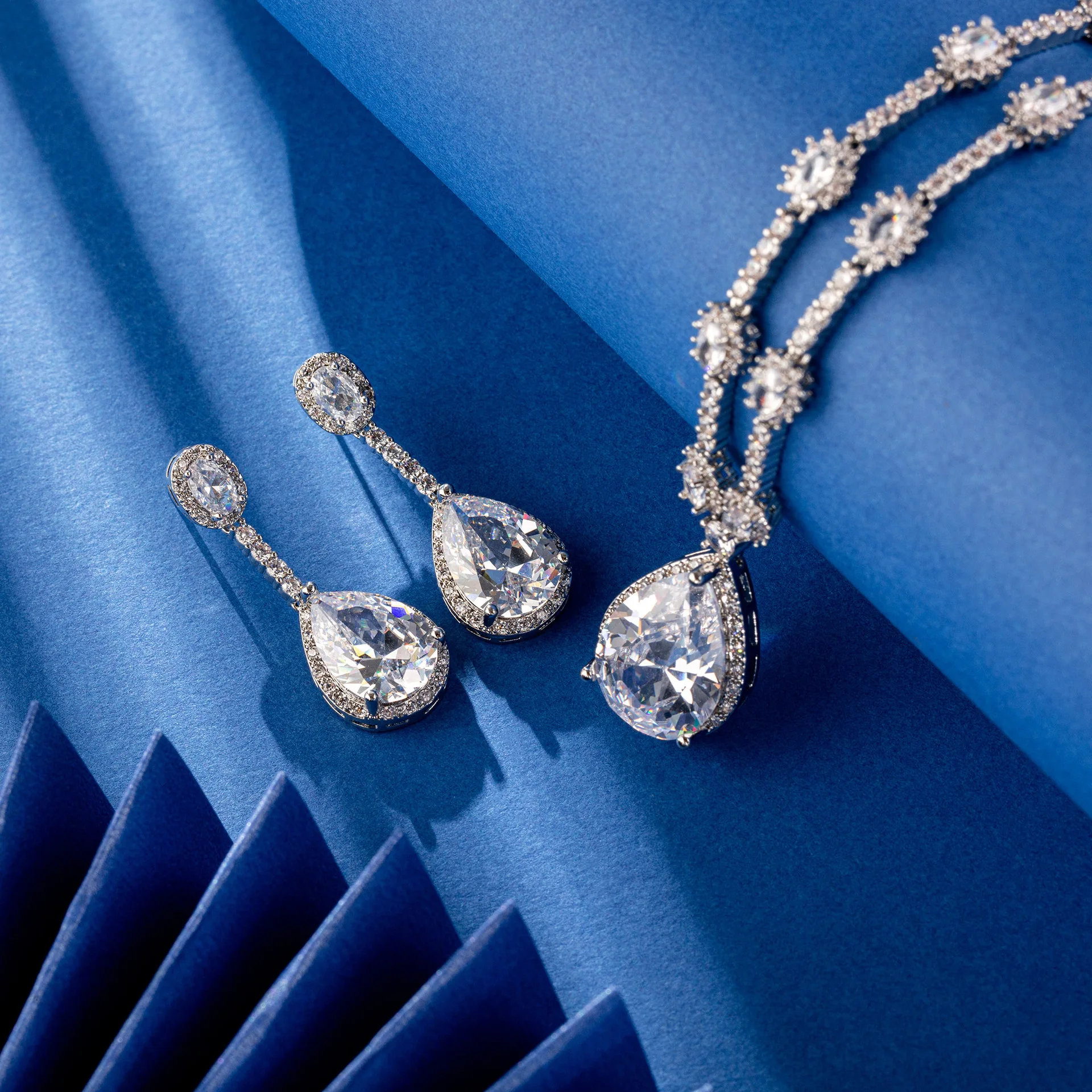 New luxury geometric water drop niche high-end zircon earrings necklace jewelry set clavicle chain matching earrings + necklace
New luxury geometric water drop niche high-end zircon earrings necklace jewelry set clavicle chain matching earrings + necklace