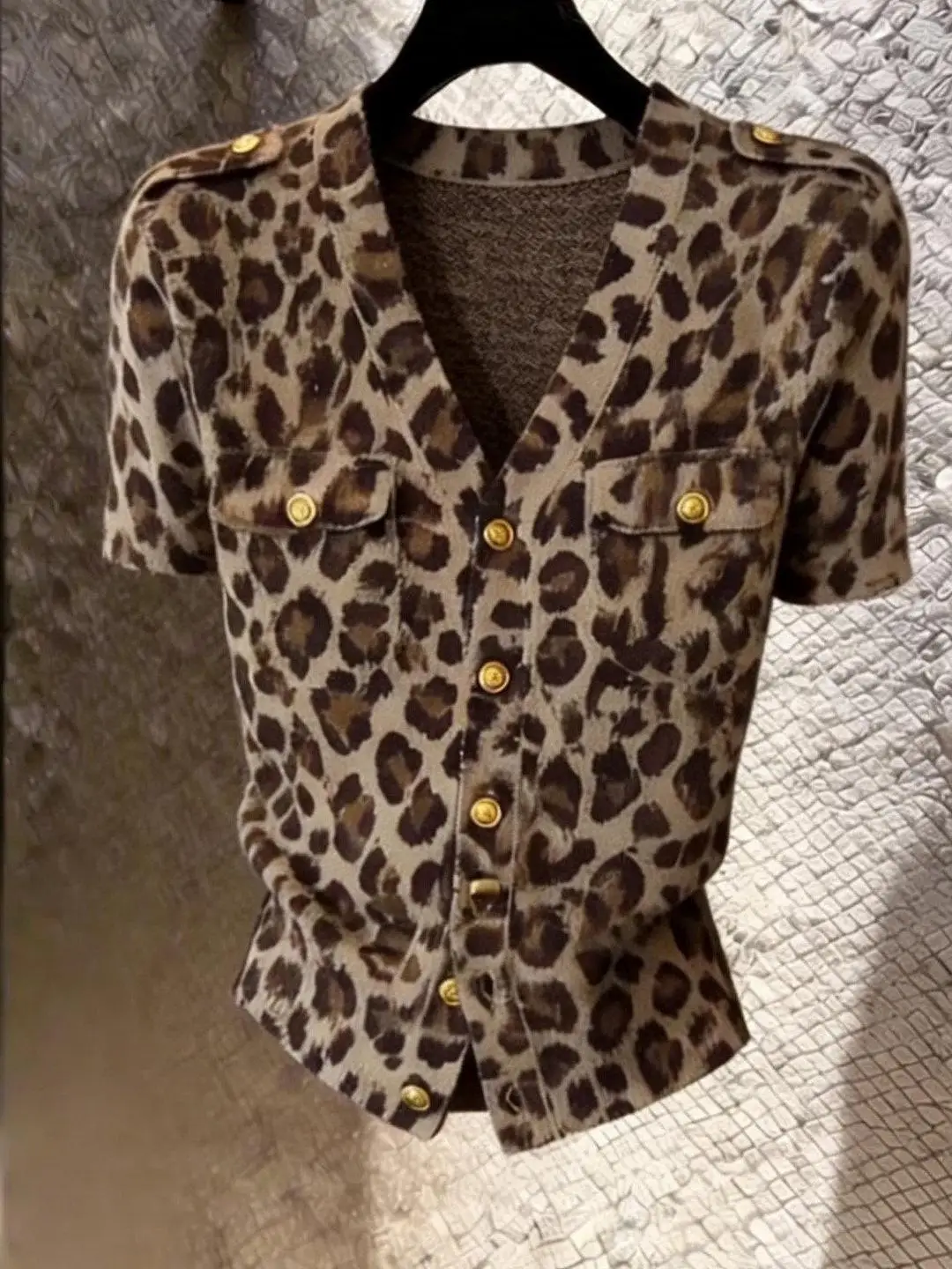 Summer New Style Retro Gold Buckle Leopard Print V-Neck Short Sleeve Women's Shirt Slimming Waist Design plus Size Top
Summer New Style Retro Gold Buckle Leopard Print V-Neck Short Sleeve Women's Shirt Slimming Waist Design plus Size Top