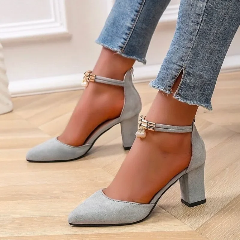 2025 Summer Women's Ankle Strap High Heels Pointed Toe Pearl Metal Decoration Back Zipper Chunky Heel Dress Party Modern Sandals
2025 Summer Women's Ankle Strap High Heels Pointed Toe Pearl Metal Decoration Back Zipper Chunky Heel Dress Party Modern Sandals
