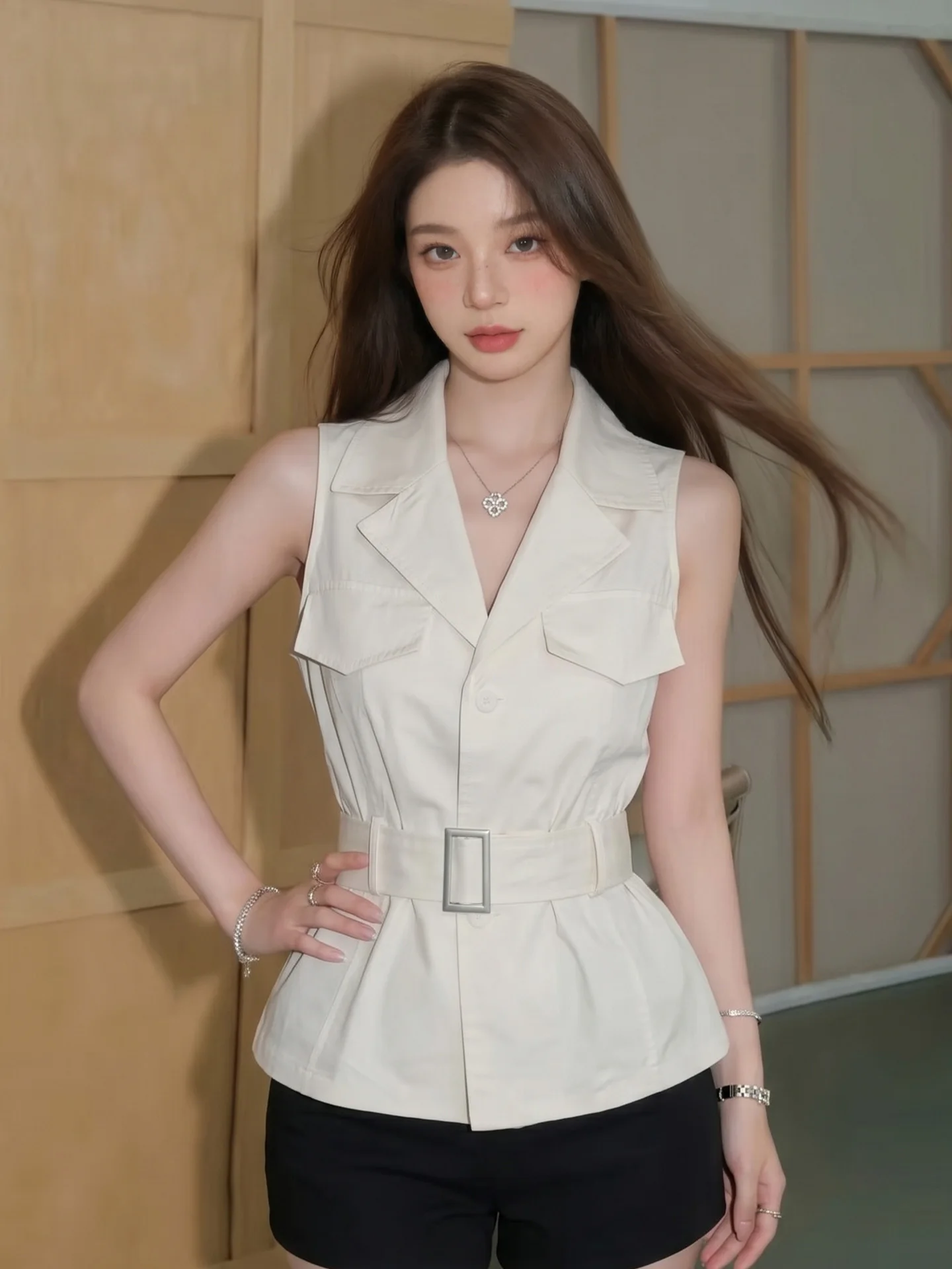 Retro Lazy Style Women's Collar Slim Fit Vest Waist Cinching Summer Shirt City Walk Fashion Thinming Trendy Top
Retro Lazy Style Women's Collar Slim Fit Vest Waist Cinching Summer Shirt City Walk Fashion Thinming Trendy Top