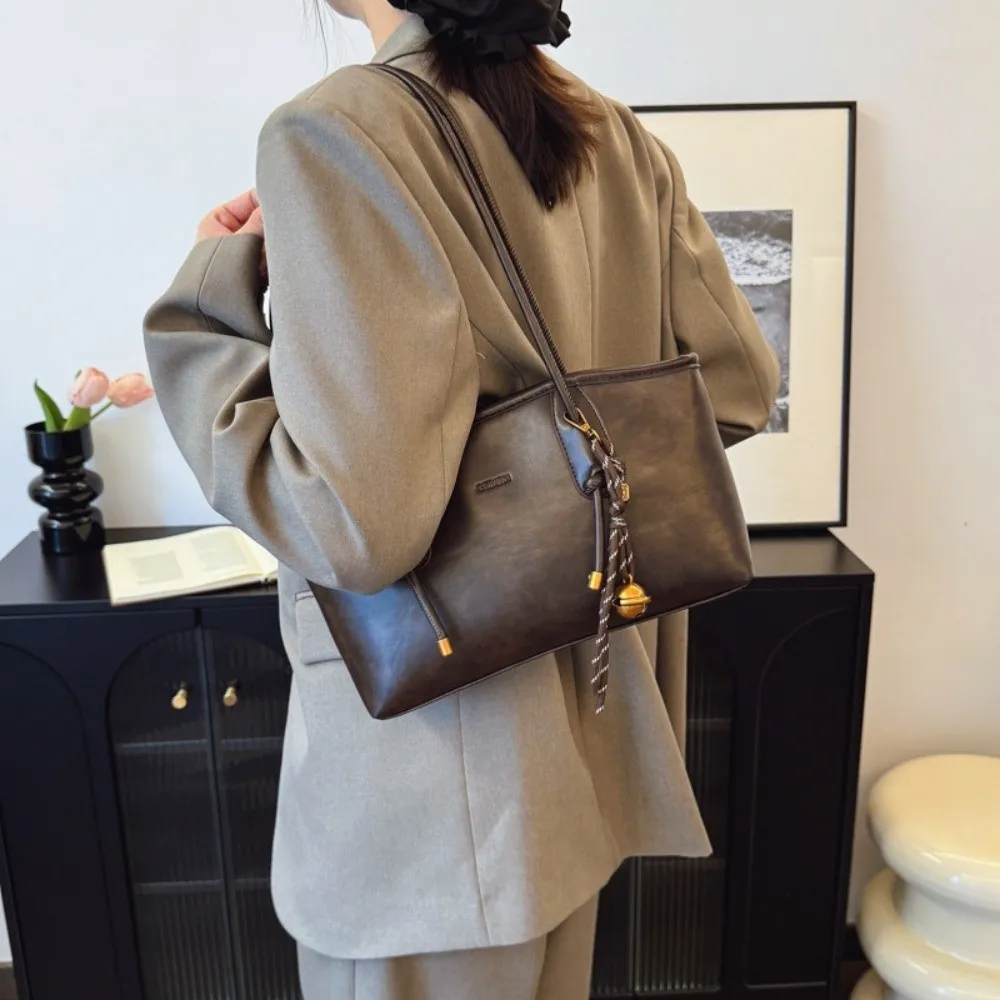 with Pendants PU Leather Shoulder Bag Large Capacity Handbag Armpit Bag French Style Hobo Bag Retro PU Underarm Bag Girls Lady
with Pendants PU Leather Shoulder Bag Large Capacity Handbag Armpit Bag French Style Hobo Bag Retro PU Underarm Bag Girls Lady