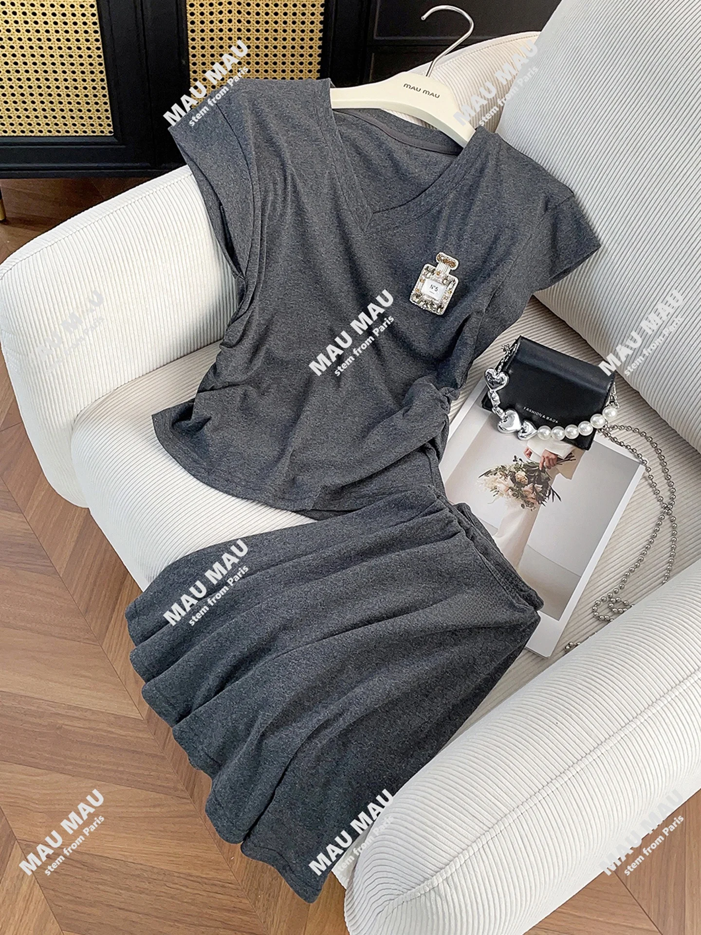 South Oil High-End Women's Fashion Summer 2025 Diamond Decorated V-Neck Pleated T-Shirt Top Half-Skirt Set Polyester Fiber
South Oil High-End Women's Fashion Summer 2025 Diamond Decorated V-Neck Pleated T-Shirt Top Half-Skirt Set Polyester Fiber