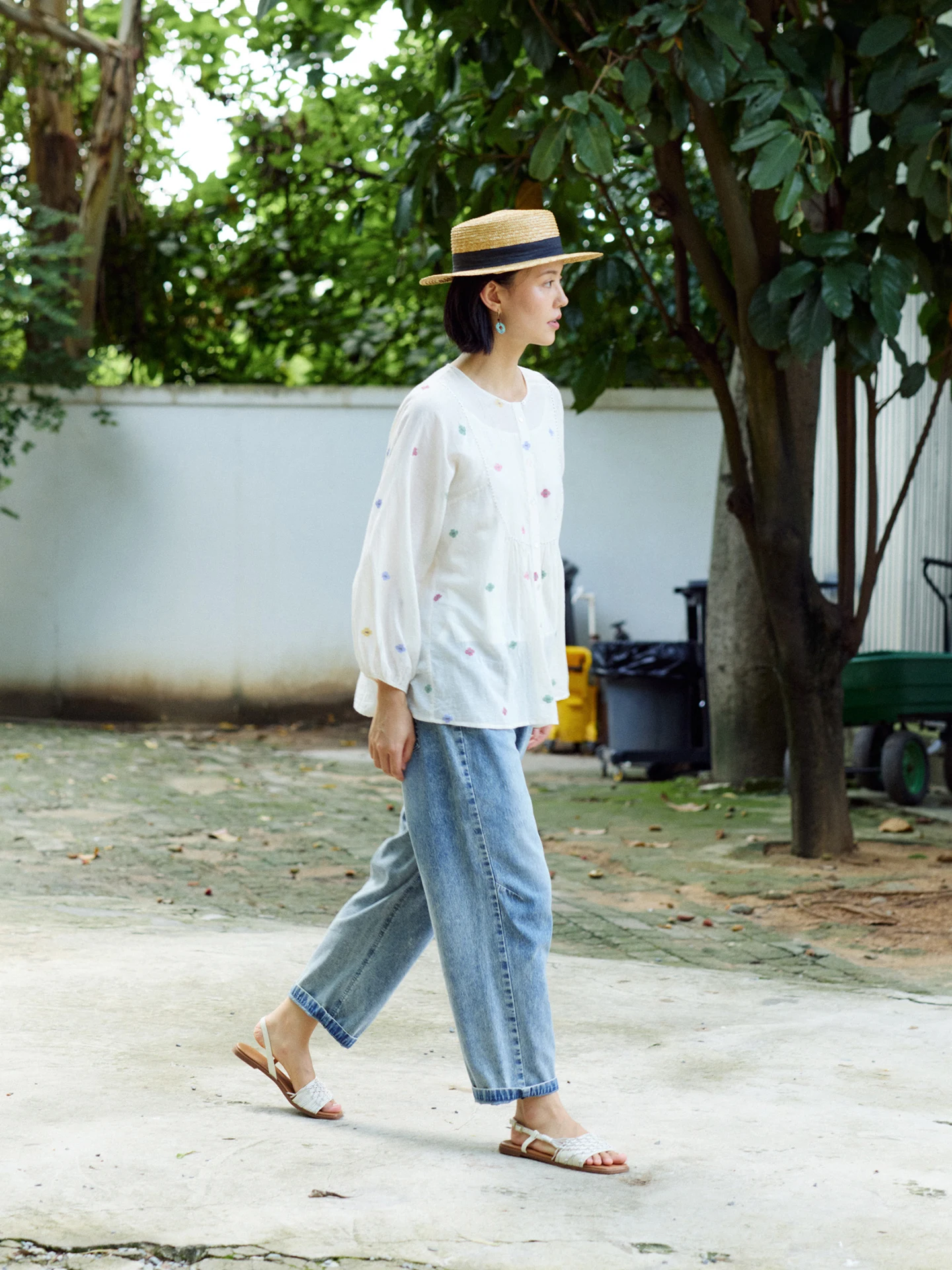 Летняя ручная работа Jani irt, свободная посадка, пятицветная цветочная вышивка, дышащий хлопок, длинный све, круглая женская обувь на пуговицах...
Летняя ручная работа Jani irt, свободная посадка, пятицветная цветочная вышивка, дышащий хлопок, длинный све, круглая женская обувь на пуговицах...