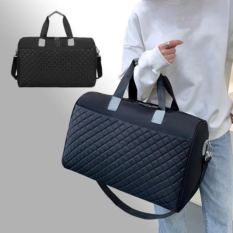 Neutral color rectangular travel handbag for men and women. Pure color design without patterns. Suitable for travel.
Neutral color rectangular travel handbag for men and women. Pure color design without patterns. Suitable for travel.
