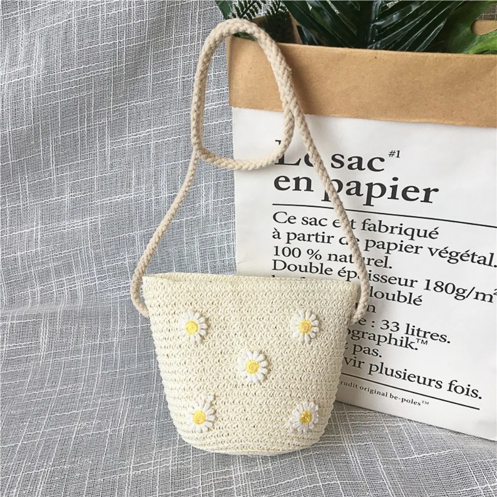 Eco-Friendly Flower Pattern Crossbody Bag Weave Design Solid Color Straw Beach Bag Natural Material Durable
Eco-Friendly Flower Pattern Crossbody Bag Weave Design Solid Color Straw Beach Bag Natural Material Durable