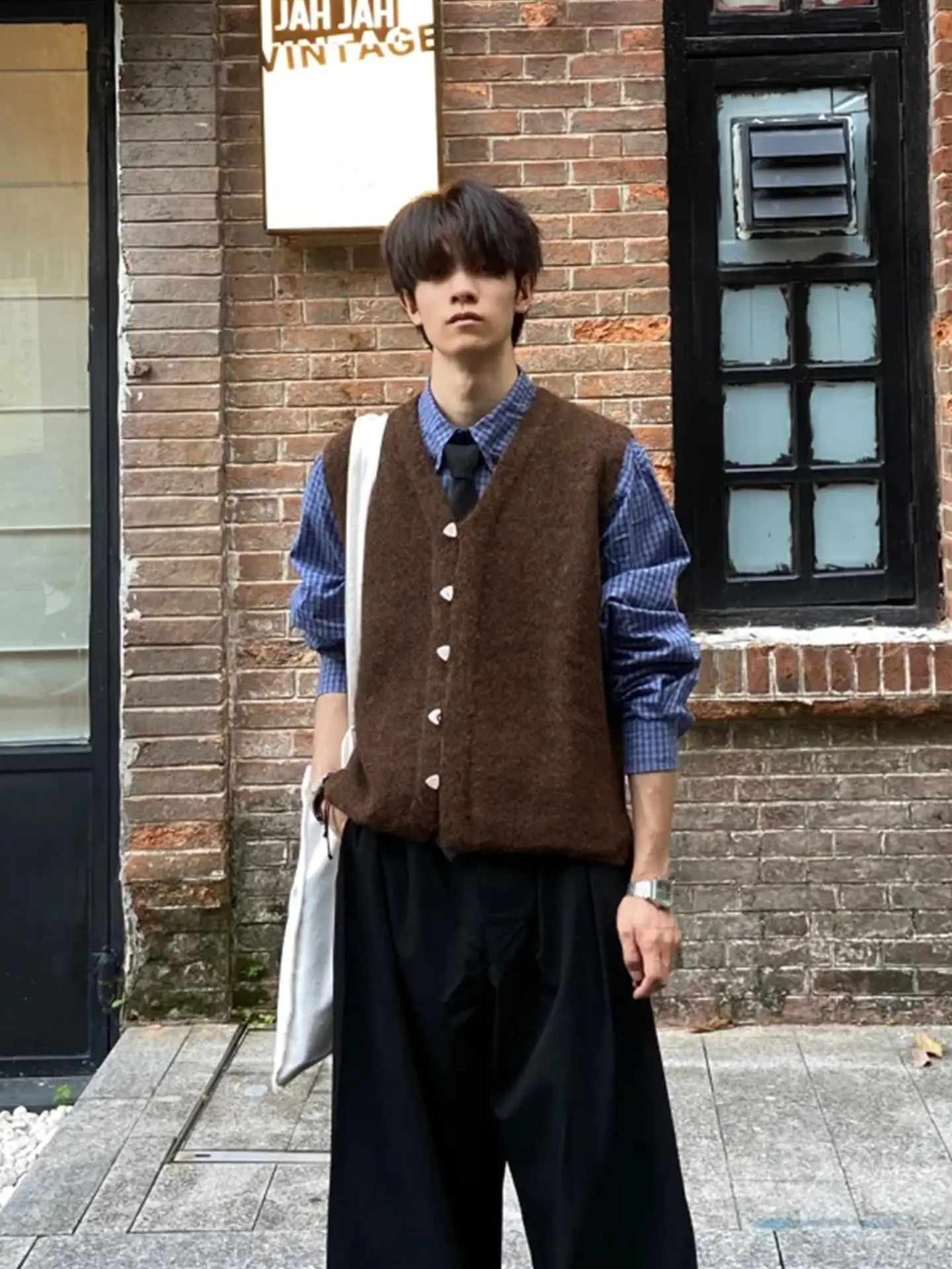 Ретро-японский вязаный жилет-свитер на пуговицах с V-образным вырезом, весенне-осенняя повседневная верхняя одежда для молодежи
Ретро-японский вязаный жилет-свитер на пуговицах с V-образным вырезом, весенне-осенняя повседневная верхняя одежда для молодежи