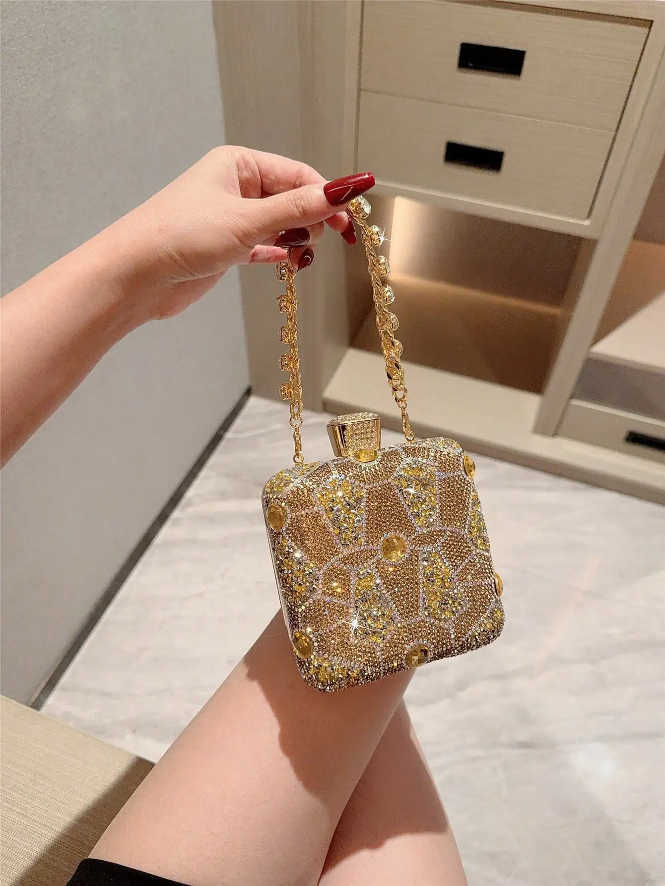 Мини-сумочка-клатч с золотистыми кристаллами и цепочкой для вечерних мероприятий
Мини-сумочка-клатч с золотистыми кристаллами и цепочкой для вечерних мероприятий