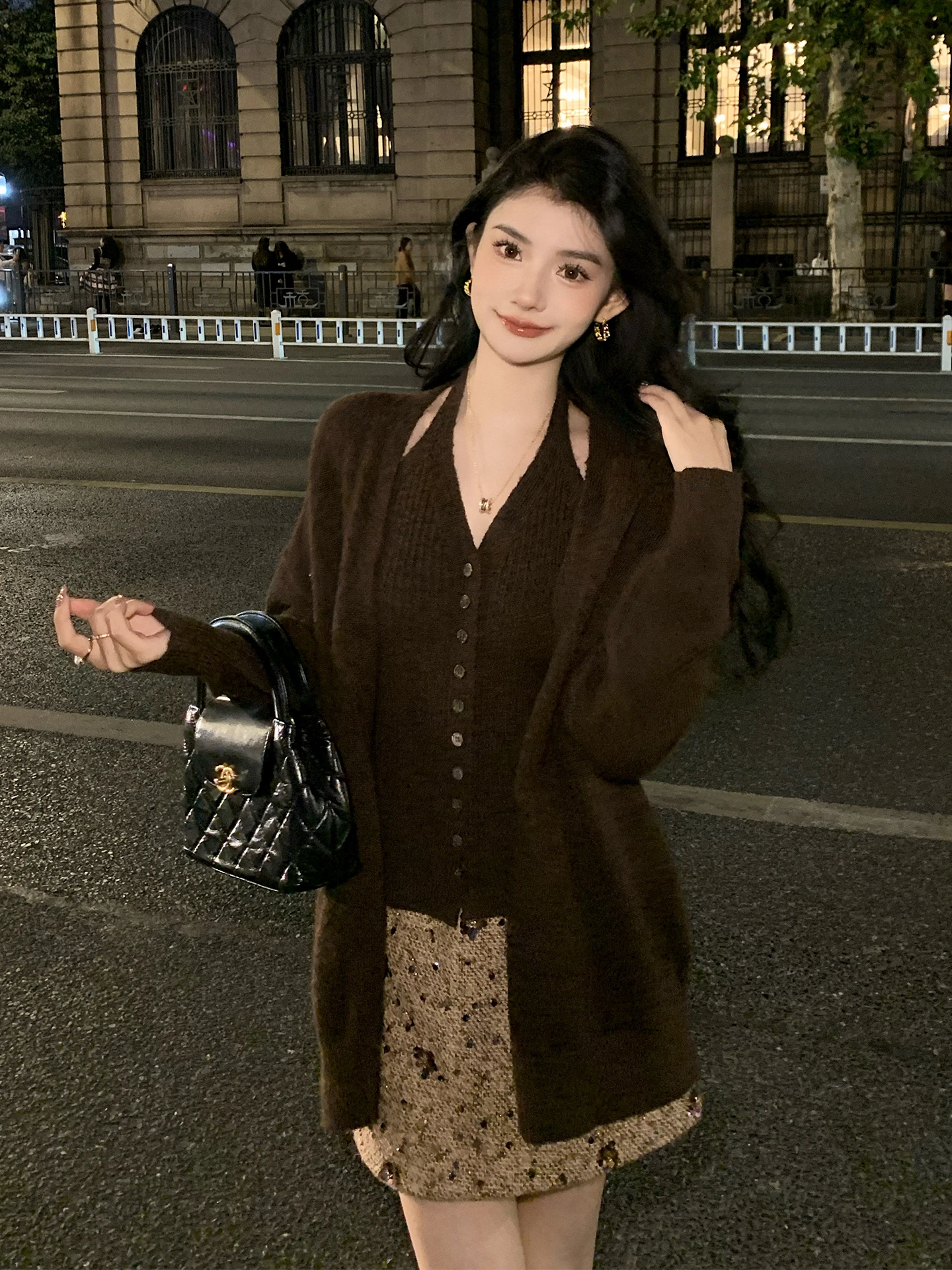 Винтажный вязаный кардиган Deng Liu Liu с юбкой, украшенной пайетками, комплект для женщин, зимний, теплый, с высокой талией, облегающий, с V-образным вырезом и пуговицами
Винтажный вязаный кардиган Deng Liu Liu с юбкой, украшенной пайетками, комплект для женщин, зимний, теплый, с высокой талией, облегающий, с V-образным вырезом и пуговицами