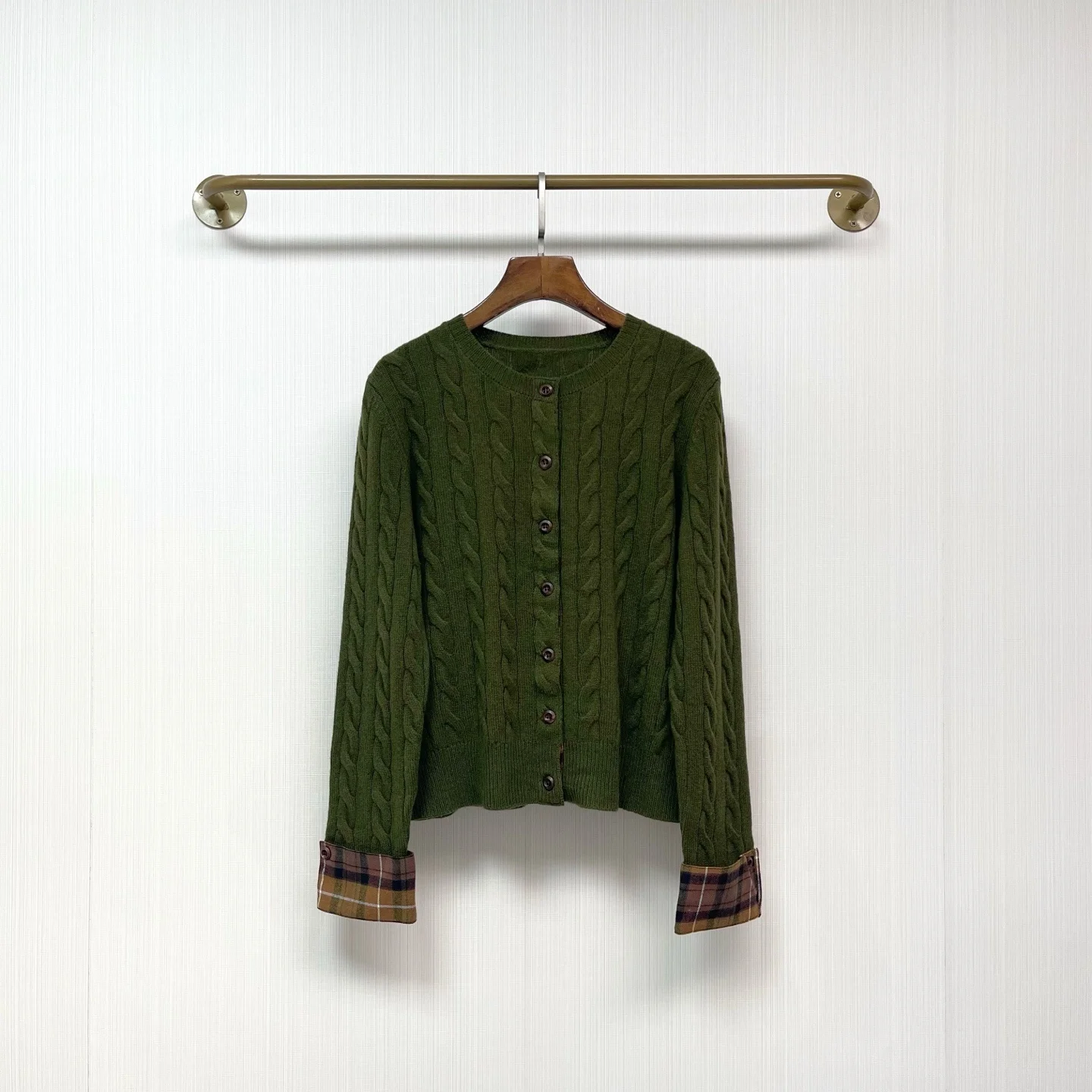 High quality autumn women's round neck patchwork checkered long sleeved knitted cardigan sweater versatile single item top
High quality autumn women's round neck patchwork checkered long sleeved knitted cardigan sweater versatile single item top