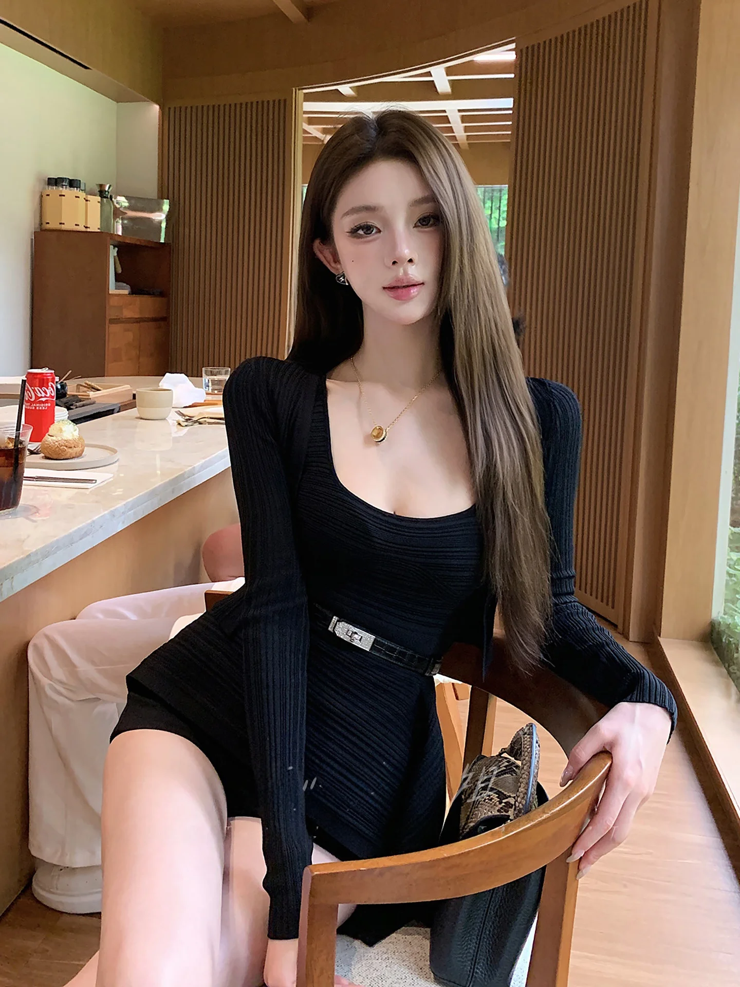 Slimming Knitted Crop Top And Cardigan Two-Piece Set for Women Asymmetrical Hemline Fashionable Spring Collection
Slimming Knitted Crop Top And Cardigan Two-Piece Set for Women Asymmetrical Hemline Fashionable Spring Collection