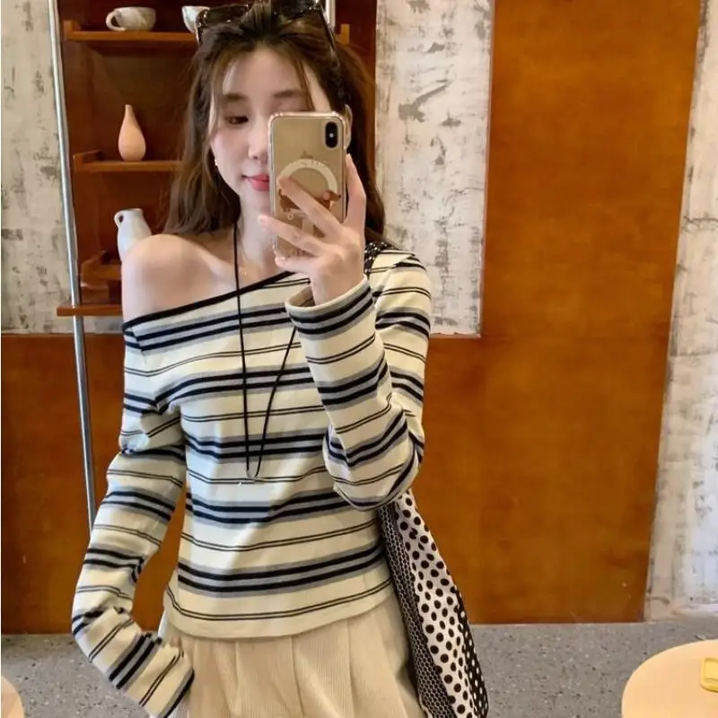 Популярные рубашки в полоску с наклонными плечами для девочек, топы принцессы, модная сексуальная облегающая базовая одежда с длинными рукавами, весенне-осенняя одежда, новинка
Популярные рубашки в полоску с наклонными плечами для девочек, топы принцессы, модная сексуальная облегающая базовая одежда с длинными рукавами, весенне-осенняя одежда, новинка