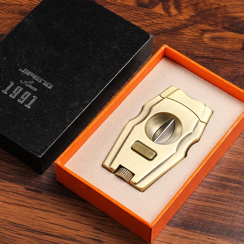 Роскошный набор гильотины для сигар — V-образное лезвие со встроенным перфоратором и подставкой (готовый подарок) 
Роскошный набор гильотины для сигар — V-образное лезвие со встроенным перфоратором и подставкой (готовый подарок)