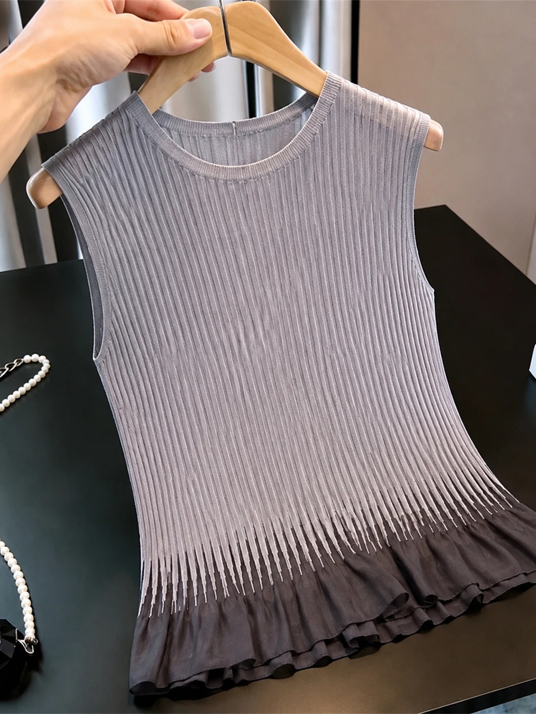 Commuting Style Sleeveless Ruffle Hem Vest round Neck Slimming Summer Loose Versatile Unique Silk Top Korean Straight Cut
Commuting Style Sleeveless Ruffle Hem Vest round Neck Slimming Summer Loose Versatile Unique Silk Top Korean Straight Cut