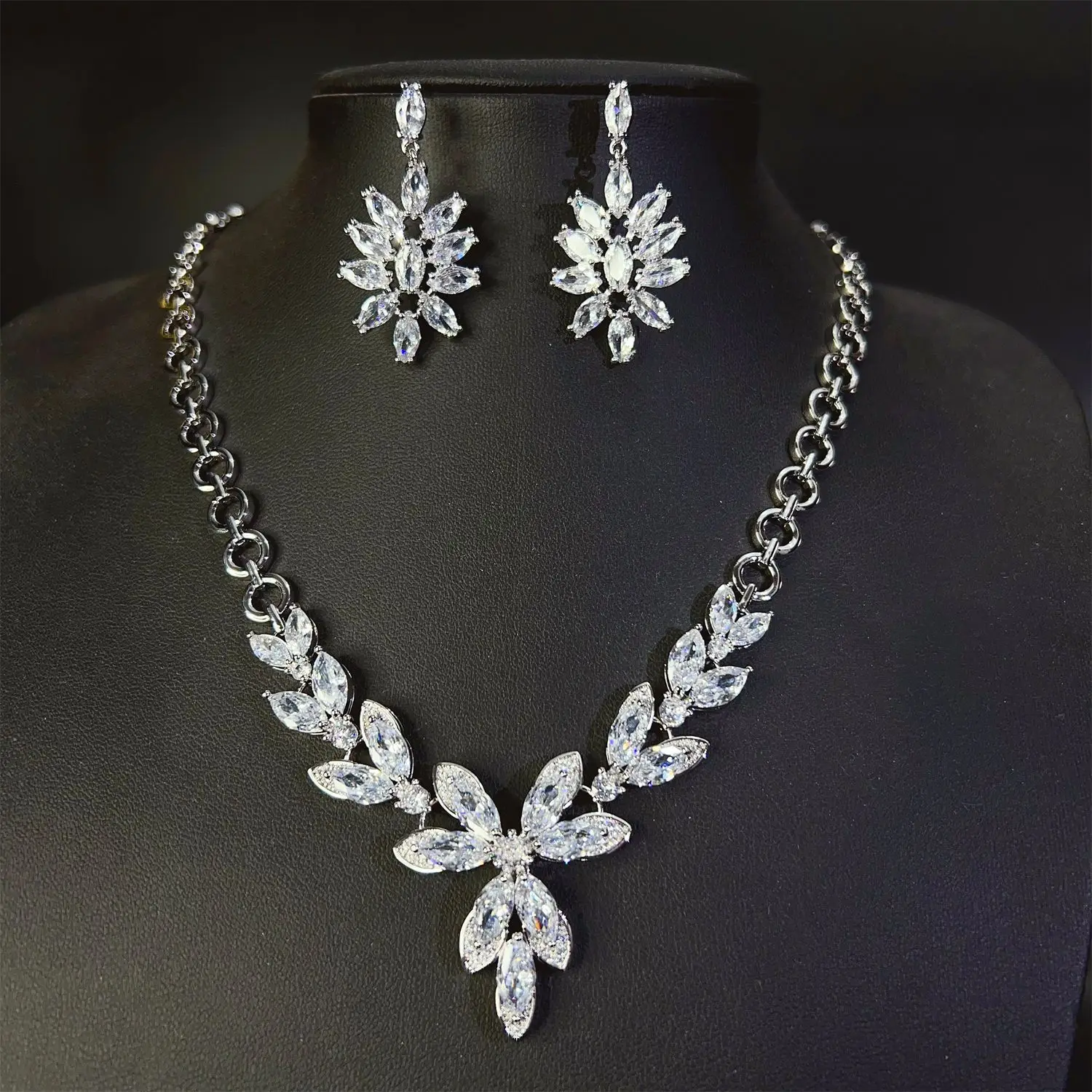 white zirconia jewelry sets necklace earrings leaf pendant women jewelry dinner party wedding anniversary gift wife
white zirconia jewelry sets necklace earrings leaf pendant women jewelry dinner party wedding anniversary gift wife