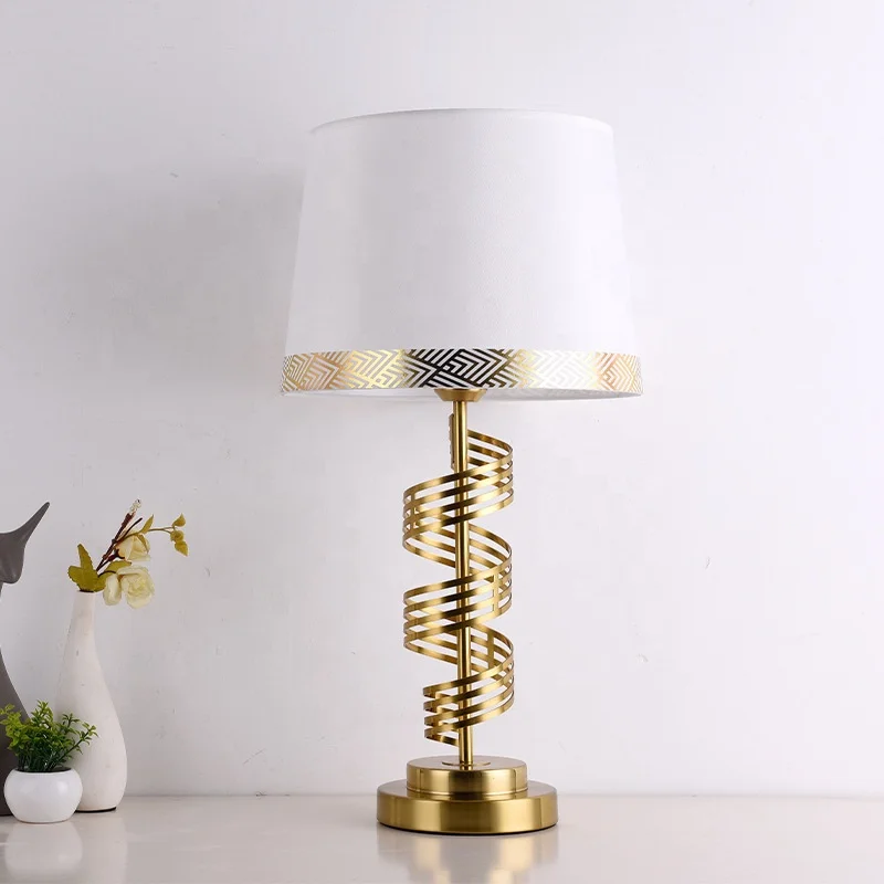 &c Gold Metal Spiral Base with Geometric Pattern Lampshade European Style Table Lamp for Bedroom Living Room Home Decor
&c Gold Metal Spiral Base with Geometric Pattern Lampshade European Style Table Lamp for Bedroom Living Room Home Decor
