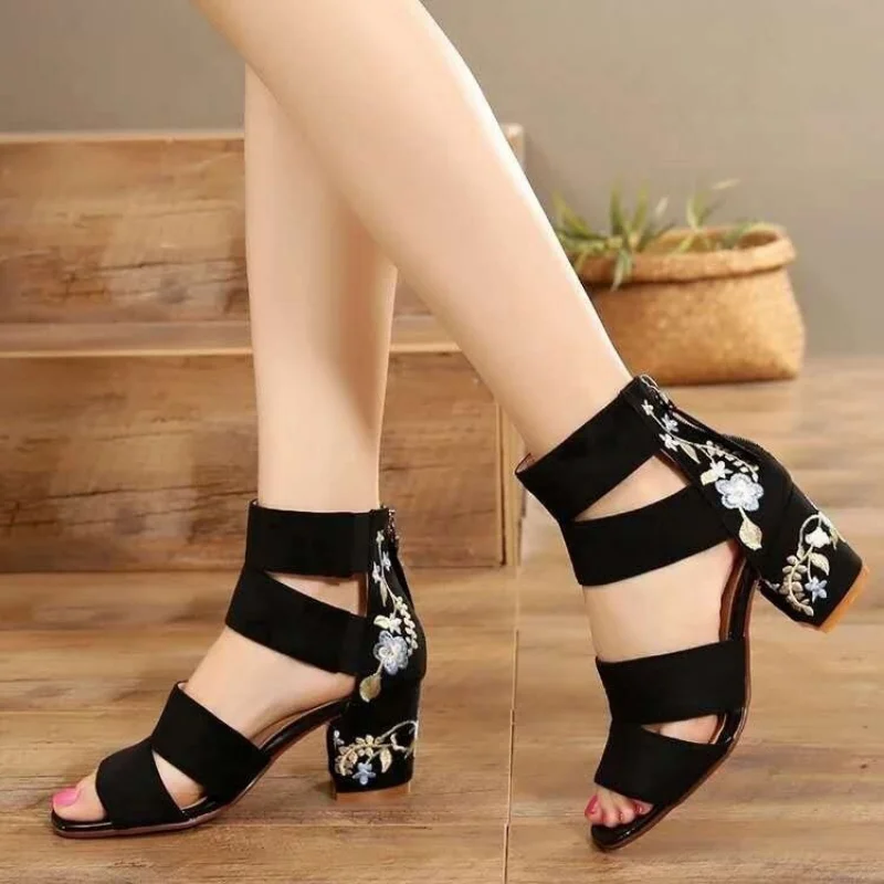 2023 Summer Ethnic Style Embroidered Mid-heel Sandals Women All-match Thick Heel Elegant Retro Open Toe Embroidered Shoes Women
2023 Summer Ethnic Style Embroidered Mid-heel Sandals Women All-match Thick Heel Elegant Retro Open Toe Embroidered Shoes Women