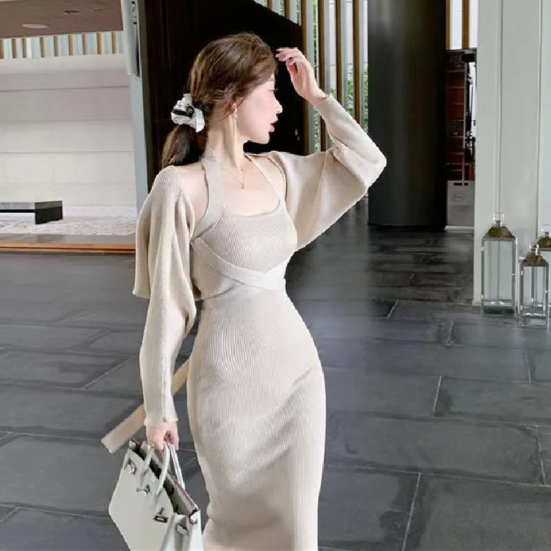 Милый костюм для девочек, женский осенний тонкий вязаный костюм с бретелькой на шее, кардиган с длинными рукавами, комплект из двух предметов, модная женская одежда
Милый костюм для девочек, женский осенний тонкий вязаный костюм с бретелькой на шее, кардиган с длинными рукавами, комплект из двух предметов, модная женская одежда