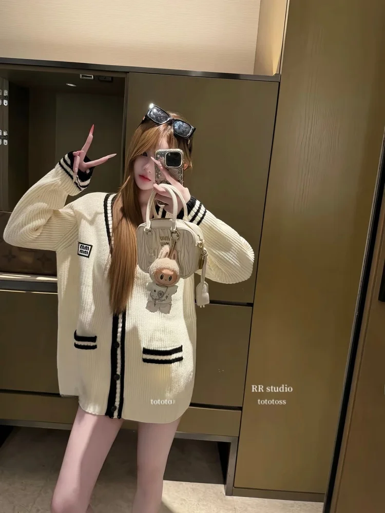 Вязаный кардиган Miu Sle V-Ne Color Blo, женский, свободного кроя, средней длины, для пар, из смесовой хлопково-шерстяной ткани, длинный свитер-пальто
Вязаный кардиган Miu Sle V-Ne Color Blo, женский, свободного кроя, средней длины, для пар, из смесовой хлопково-шерстяной ткани, длинный свитер-пальто