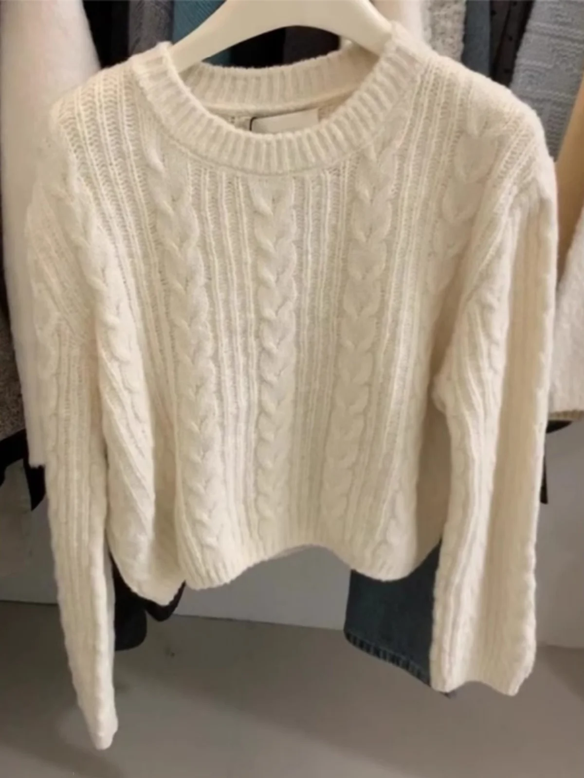 Luxury Brand Women's Fashion Heavyweight Twist Knit Sweater Autumn Winter Knotted Knitwear Comfortable Loose Fit Long Sleeve
Luxury Brand Women's Fashion Heavyweight Twist Knit Sweater Autumn Winter Knotted Knitwear Comfortable Loose Fit Long Sleeve