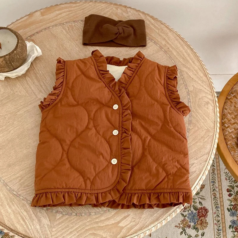 Winter new baby clothing, 0-3 year old female baby, vest cardigan with black fungus edge and cotton clip, thick vest
Winter new baby clothing, 0-3 year old female baby, vest cardigan with black fungus edge and cotton clip, thick vest