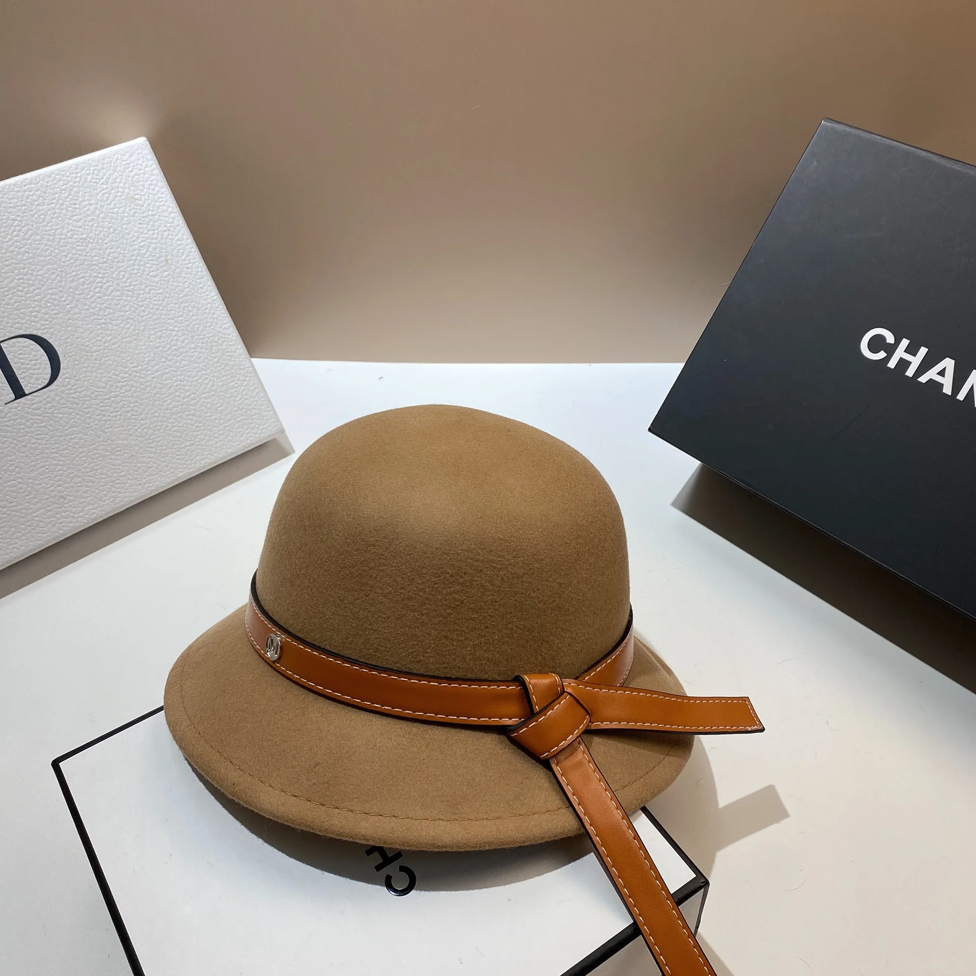 Korean Autumn and Winter New Style Personalized Skinny Belt Wool Top Hat Fashion Versatile Women's Bowl Hat
Korean Autumn and Winter New Style Personalized Skinny Belt Wool Top Hat Fashion Versatile Women's Bowl Hat