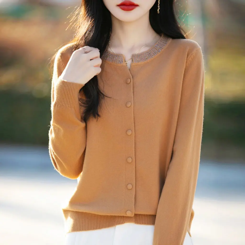 Andy Velvet Crewneck Knitted Cardigan Solid Color Loose Top Jacket Diamond Buckle Detail Spring New Style Women's Fashion
Andy Velvet Crewneck Knitted Cardigan Solid Color Loose Top Jacket Diamond Buckle Detail Spring New Style Women's Fashion