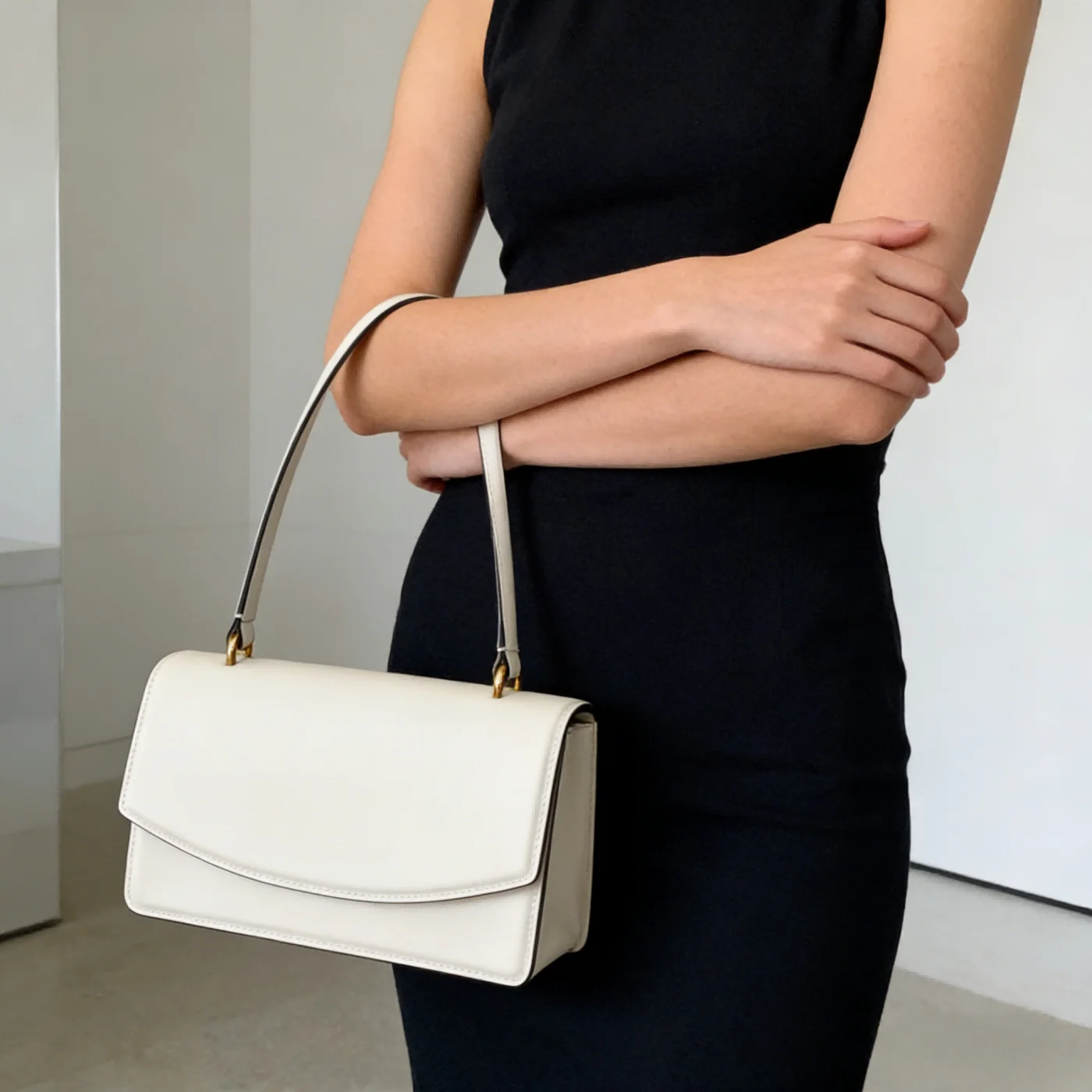 White Underarm Bag for Women, Sleek Shoulder Purse, Minimalist Commute Handbag with Adjustable Strap for Office and Daily Wear
White Underarm Bag for Women, Sleek Shoulder Purse, Minimalist Commute Handbag with Adjustable Strap for Office and Daily Wear