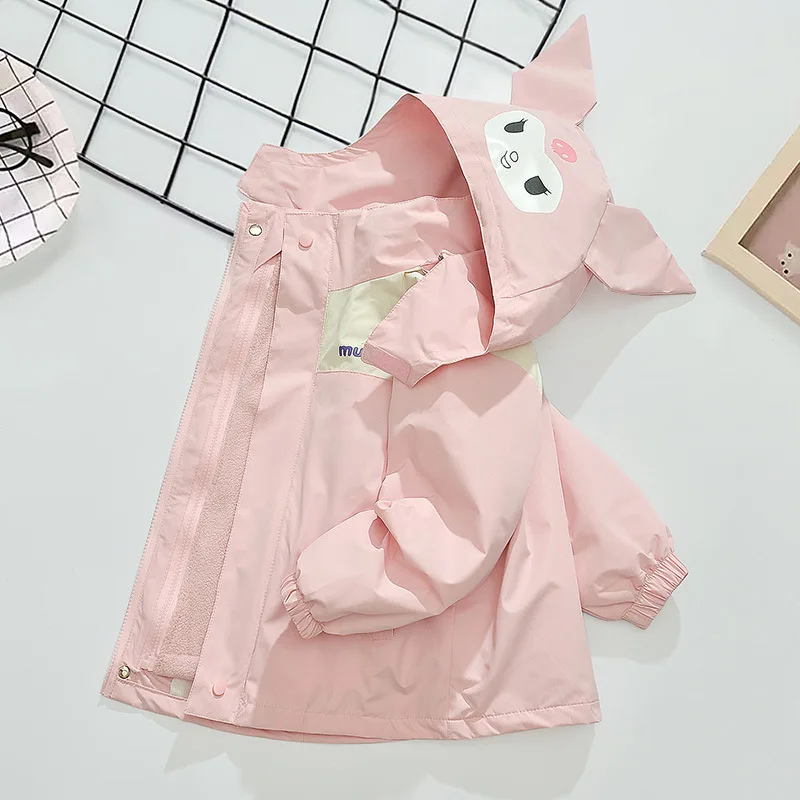 Весенне-осеннее Детское пальто Kuromi Sanrio с мультяшным рисунком бархатное пальто три в одном ветрозащитный комплект из двух предметов кавайное теплое пальто для девочек
Весенне-осеннее Детское пальто Kuromi Sanrio с мультяшным рисунком бархатное пальто три в одном ветрозащитный комплект из двух предметов кавайное теплое пальто для девочек