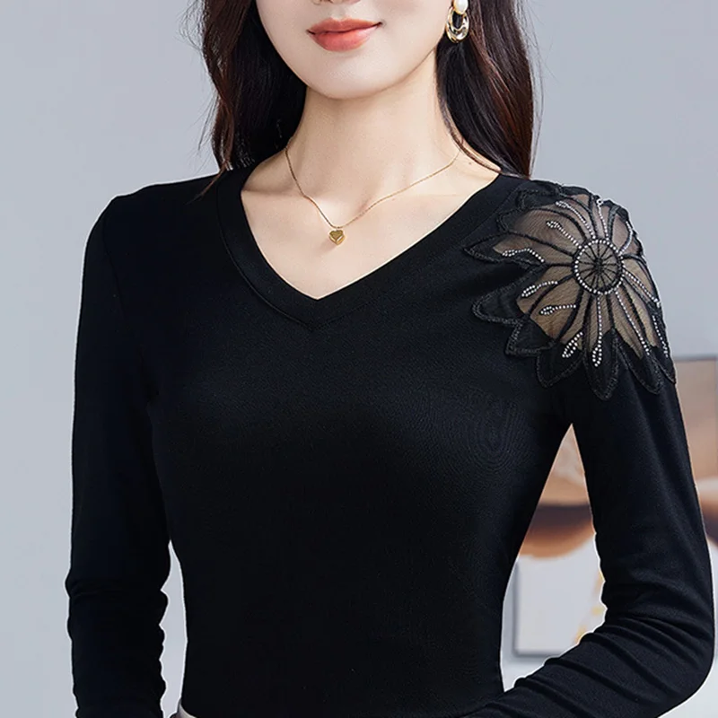 New 2025 Autumn Long Sleeved V-Neck Women's T-Shirts Fashion Casual Embroidered Hollow Out Knitted Mesh Tops M-4XL Black Tees
New 2025 Autumn Long Sleeved V-Neck Women's T-Shirts Fashion Casual Embroidered Hollow Out Knitted Mesh Tops M-4XL Black Tees