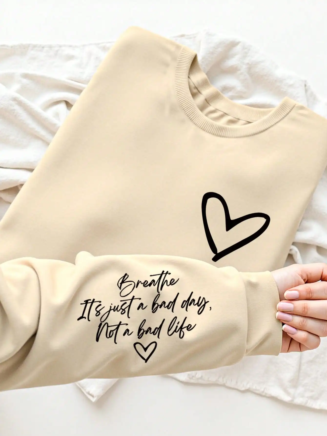 Женская толстовка с длинными рукавами и круглым вырезом, с принтом в виде сердца и надписью «Breathe», повседневный пуловер для осени/зимы
Женская толстовка с длинными рукавами и круглым вырезом, с принтом в виде сердца и надписью «Breathe», повседневный пуловер для осени/зимы