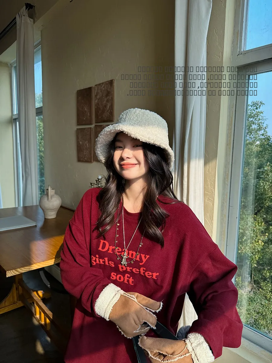 Теплый шерстяной шелковый топ свободного кроя в стиле ретро с американским буквенным принтом, красный, для женщин, для повседневной носки, с круглым вырезом, длинный рукав
Теплый шерстяной шелковый топ свободного кроя в стиле ретро с американским буквенным принтом, красный, для женщин, для повседневной носки, с круглым вырезом, длинный рукав