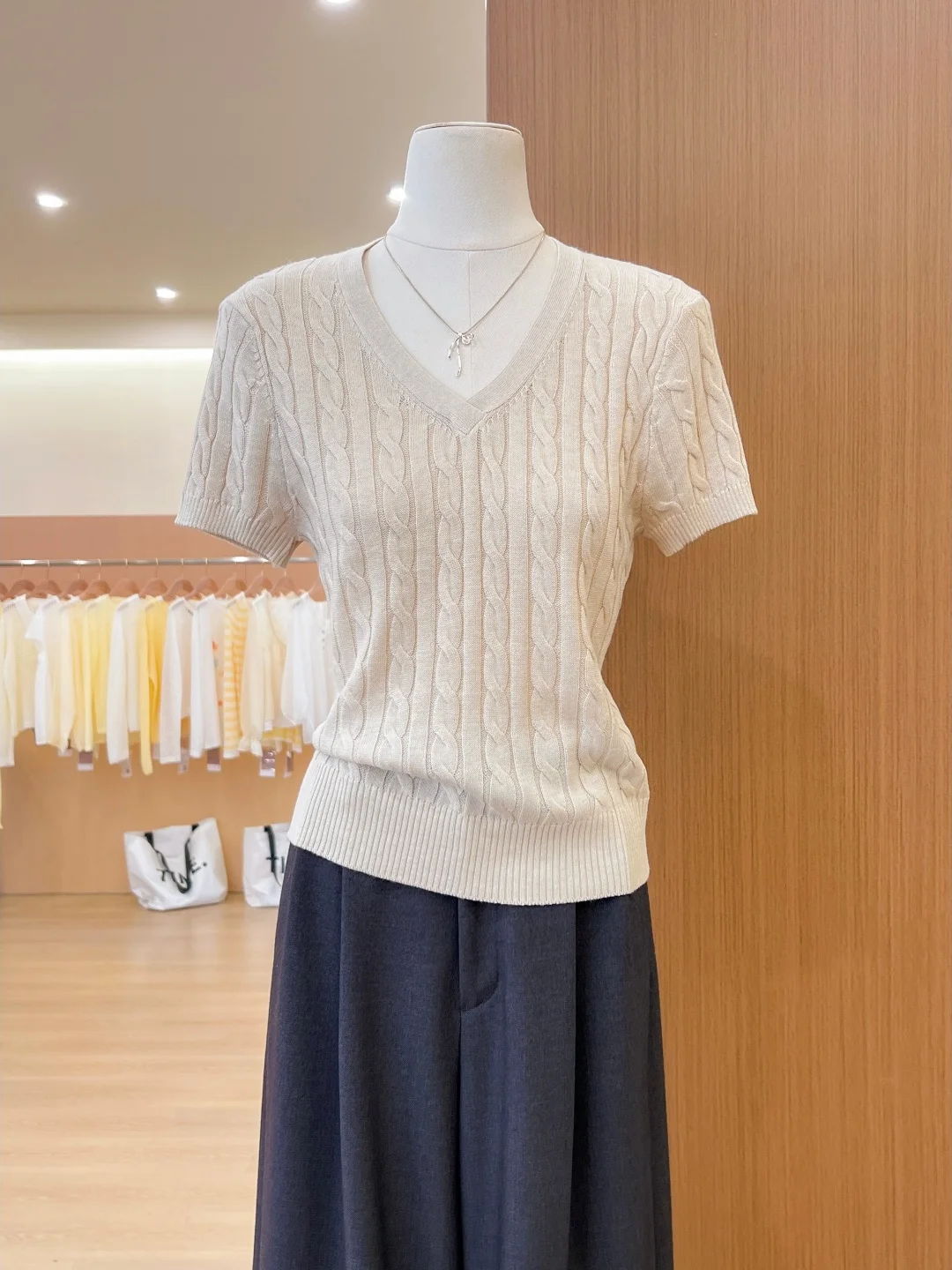 Slim Fit V-Neck Short Sleeve Knitted Sweater Women's Summer Fashion Top Retro Oatmeal Color Stockinette Stitch Knitwear
Slim Fit V-Neck Short Sleeve Knitted Sweater Women's Summer Fashion Top Retro Oatmeal Color Stockinette Stitch Knitwear