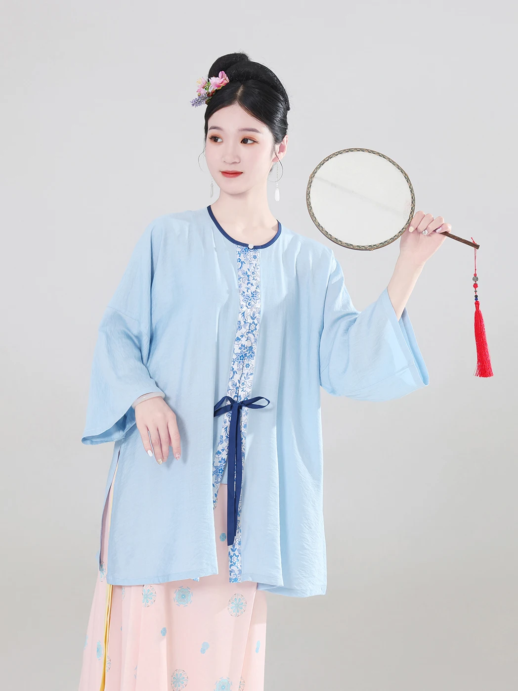 Женская традиционная китайская одежда в стиле династии Мин: летнее платье Ханьфу с круглым вырезом, цвета авокадо и лунного белого, с длинными рукавами.
Женская традиционная китайская одежда в стиле династии Мин: летнее платье Ханьфу с круглым вырезом, цвета авокадо и лунного белого, с длинными рукавами.