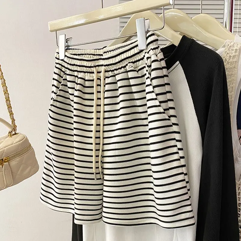 Women Striped Casual Shorts Comfortable Loose Wide-legged Drawstring Shorts Simple Lightweight Home Versatile Sports Shorts
Women Striped Casual Shorts Comfortable Loose Wide-legged Drawstring Shorts Simple Lightweight Home Versatile Sports Shorts