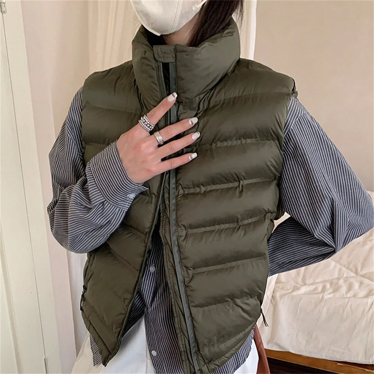 Корейский модный теплый жилет без рукавов для женщин, осень-зима 2022, новые короткие жилеты, женский повседневный наряд, мягкий жилет, уличная одежда 
Корейский модный теплый жилет без рукавов для женщин, осень-зима 2022, новые короткие жилеты, женский повседневный наряд, мягкий жилет, уличная одежда