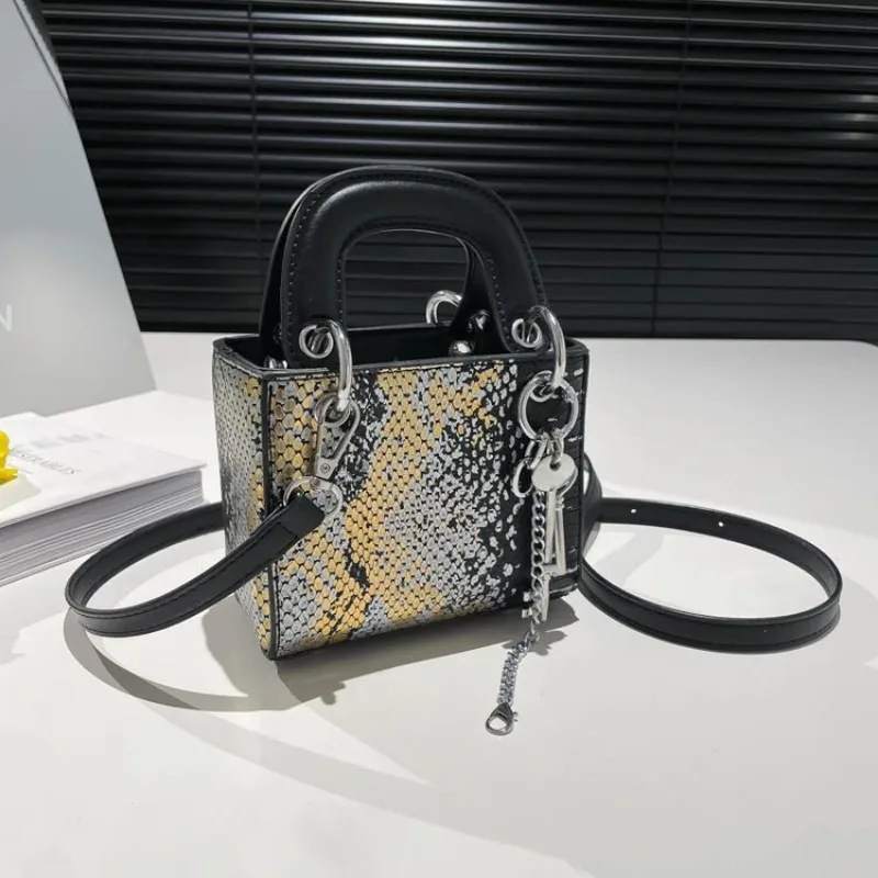 Fashionable Vintage Diaper Bag With Letter Logo High End Minimalist Classic Designer Paris Crossbody Handbag Ladies
Fashionable Vintage Diaper Bag With Letter Logo High End Minimalist Classic Designer Paris Crossbody Handbag Ladies