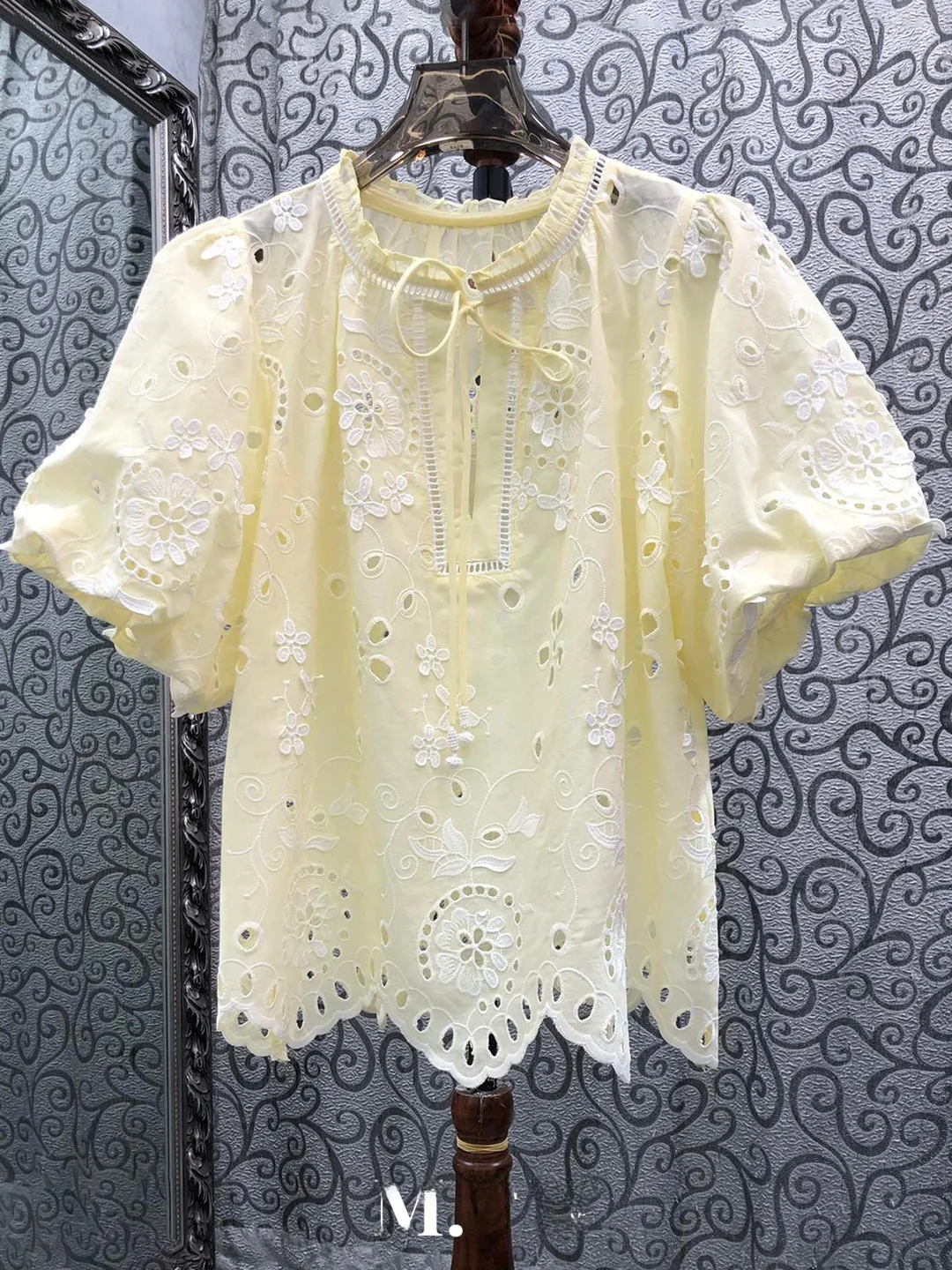 Milan Small Town High Version European Style Light Maturity Water Soluble Flower Embroidery Hollow Bubble Sleeve Collar Tie Top
Milan Small Town High Version European Style Light Maturity Water Soluble Flower Embroidery Hollow Bubble Sleeve Collar Tie Top