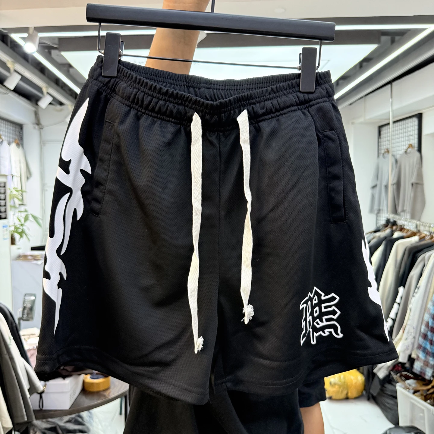 Classic American High Street Breathable Mesh Print Shorts Summer Casual Loose Fit Drawstring Unisex Trendy Five-Quarter Length
Classic American High Street Breathable Mesh Print Shorts Summer Casual Loose Fit Drawstring Unisex Trendy Five-Quarter Length