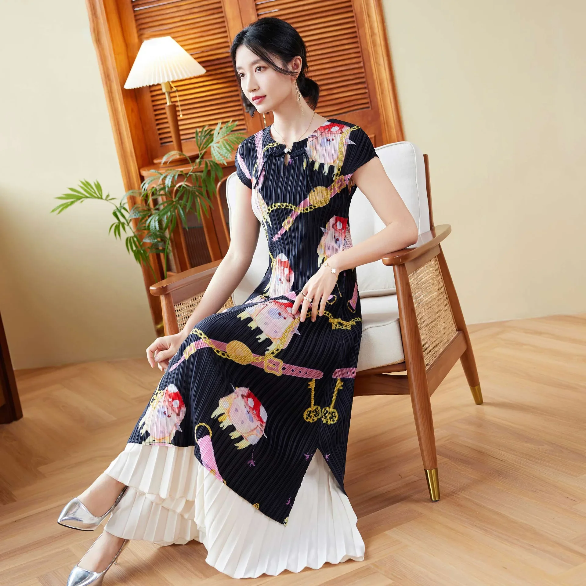 Miyake Pleated Dress Women's 2024 Summer New Fashion Creative Printed V-neck Short-sleeved Loose Slim Elegant Mid-length Skirt
Miyake Pleated Dress Women's 2024 Summer New Fashion Creative Printed V-neck Short-sleeved Loose Slim Elegant Mid-length Skirt