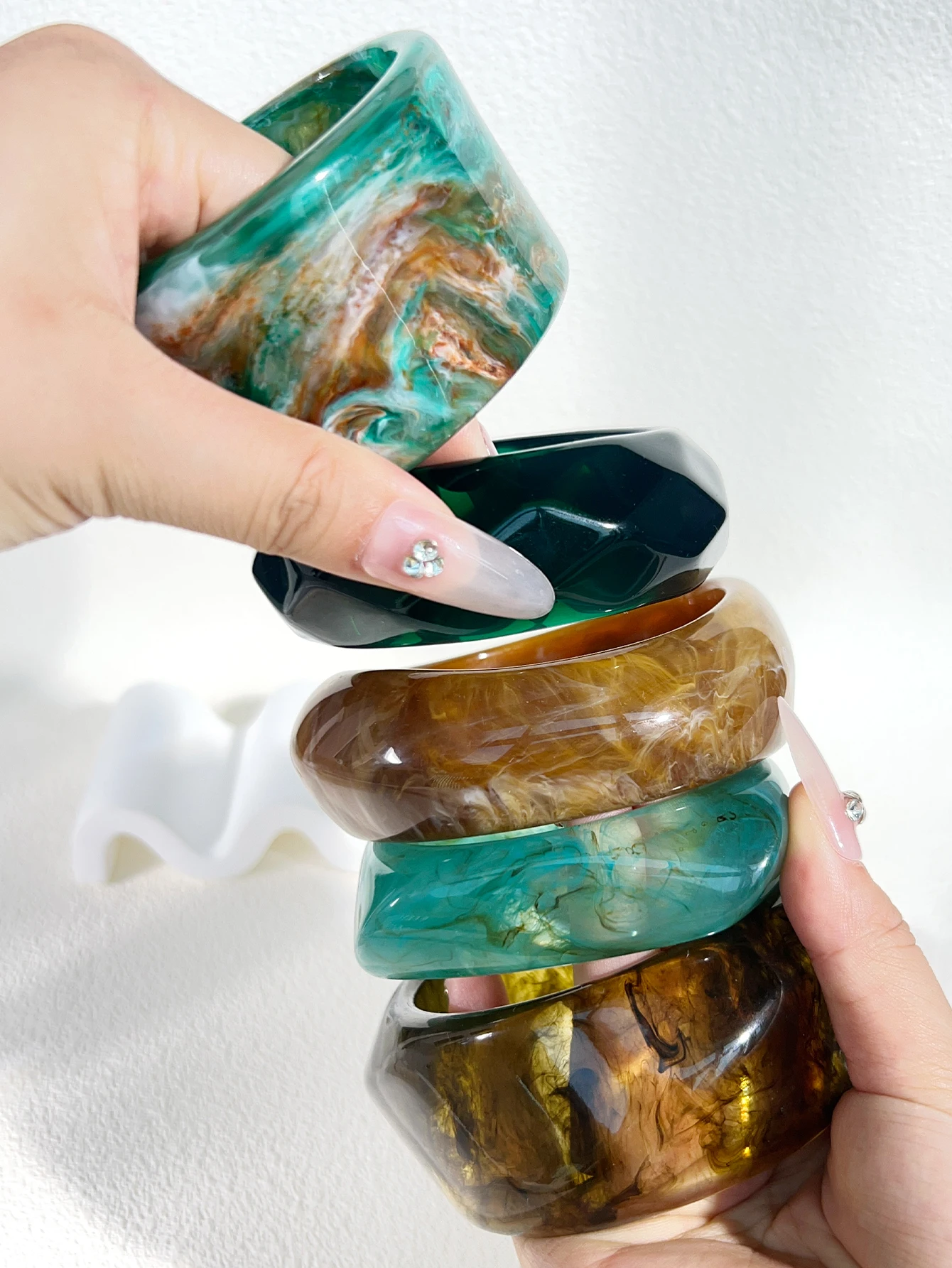 European American geometric color coated resin arc-shaped bracelet an exaggerated versatile vintage accessory for women
European American geometric color coated resin arc-shaped bracelet an exaggerated versatile vintage accessory for women