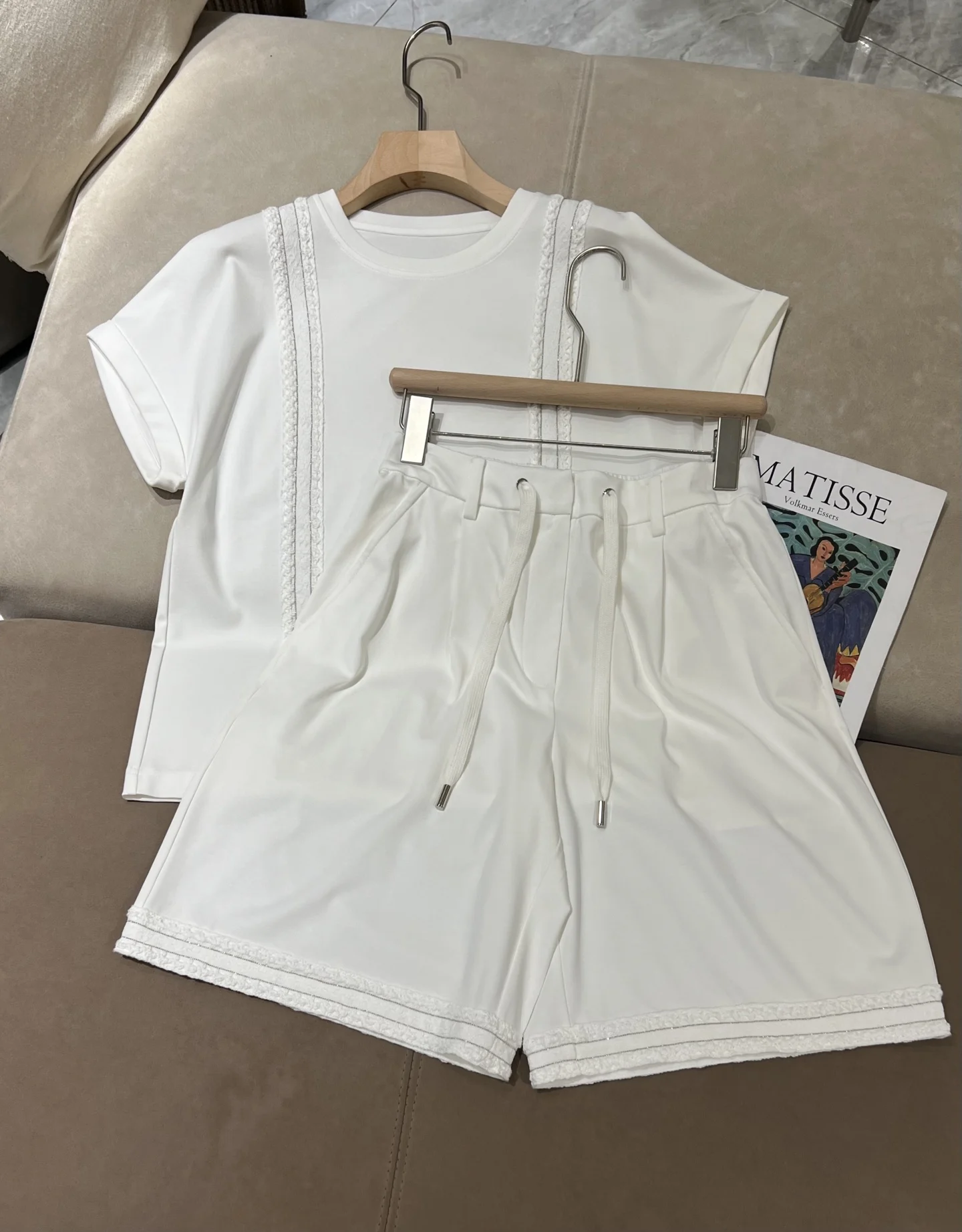 2026 Summer Women's Lace-Trimmed Round Neck Short-Sleeve T-Shirt Set - Versatile Top and Shorts Set
2026 Summer Women's Lace-Trimmed Round Neck Short-Sleeve T-Shirt Set - Versatile Top and Shorts Set