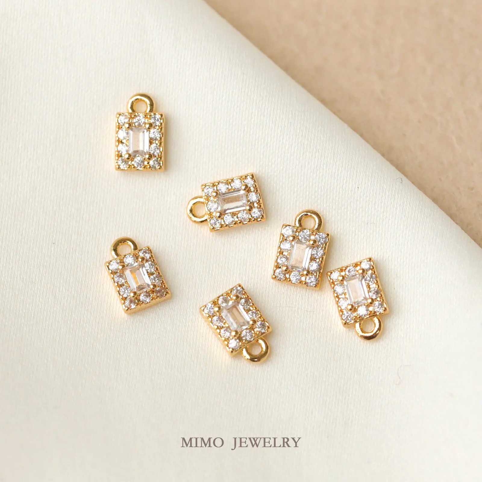 Copper-plated Gold Zircon Micro-rectangular Mini Pendant Pendant Charms For Jewelry Making DIY Bracelet Accessories Findings
Copper-plated Gold Zircon Micro-rectangular Mini Pendant Pendant Charms For Jewelry Making DIY Bracelet Accessories Findings