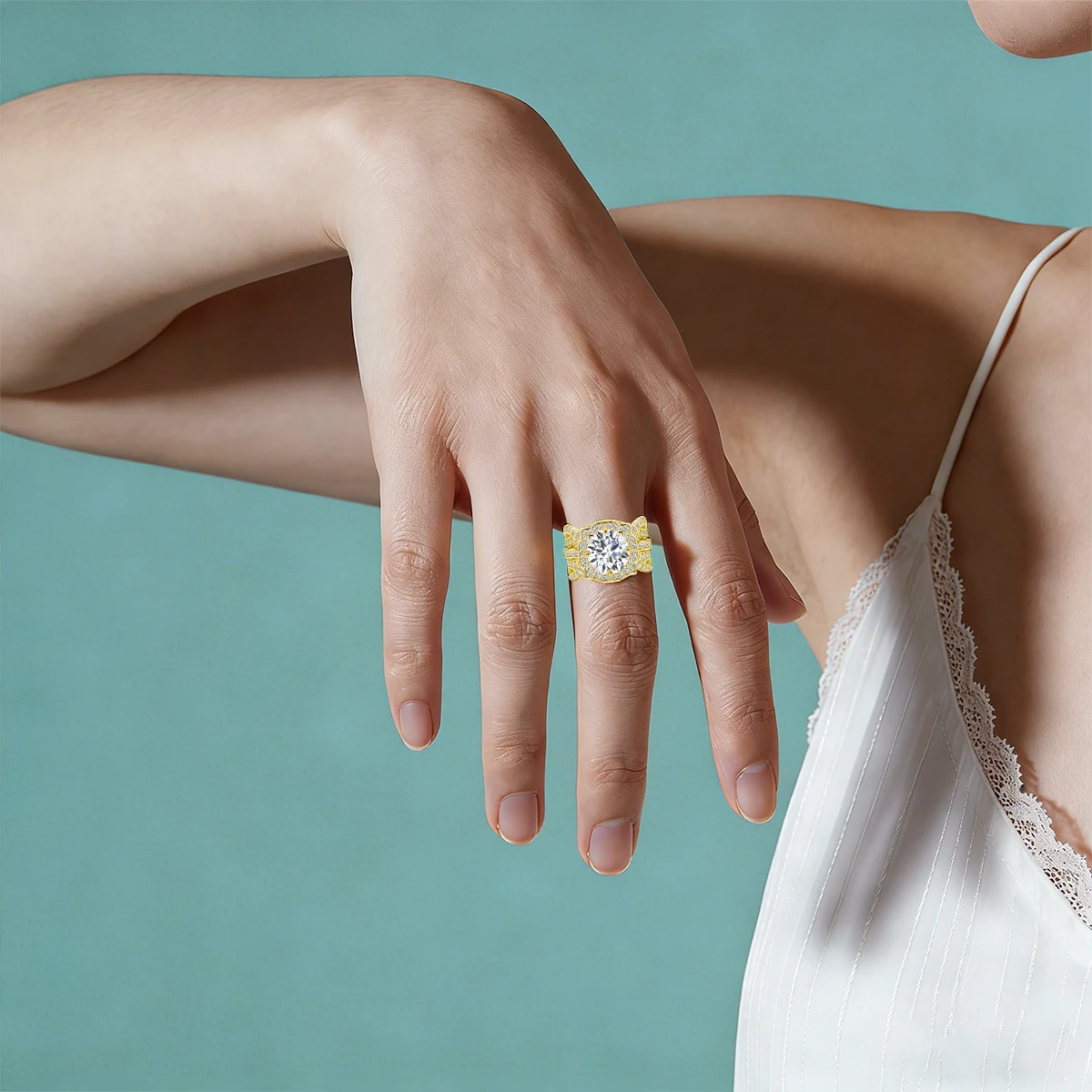 2pcs Luxury 14K Gold Filled Moissanite Wedding Rings for Women Bridal Ring Set Inlaid 3CT Main Stones Engagement Finger Jewelry
2pcs Luxury 14K Gold Filled Moissanite Wedding Rings for Women Bridal Ring Set Inlaid 3CT Main Stones Engagement Finger Jewelry