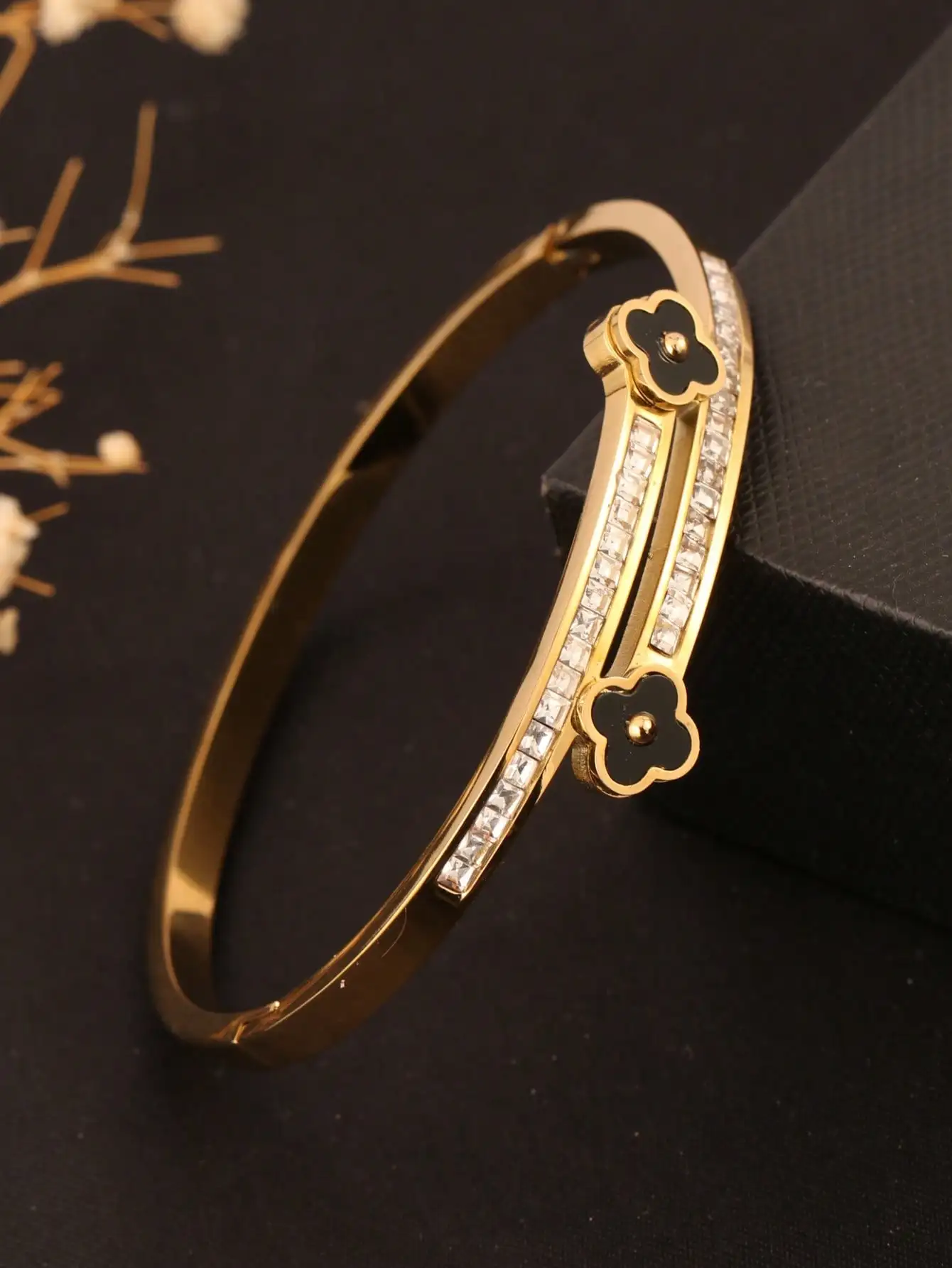 1pc 18K Gold-Plated Stainless Steel Clover Flower Inlaid Cubic Zirconia Bracelet, Niche Design Luxury Bracelet Accessory, Suitab
1pc 18K Gold-Plated Stainless Steel Clover Flower Inlaid Cubic Zirconia Bracelet, Niche Design Luxury Bracelet Accessory, Suitab