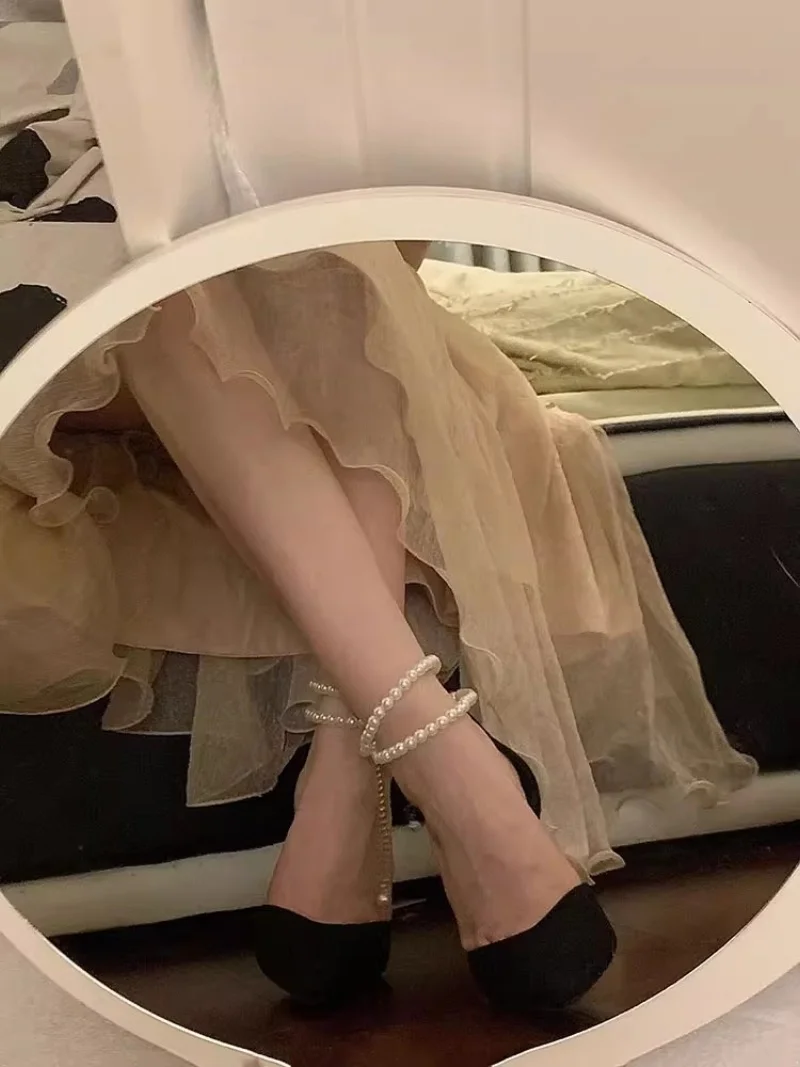 Лето 2022, новые женские туфли на высоком каблуке с острым носком, украшенные жемчужной цепочкой на шпильке, элегантные пикантные женские модельные туфли для свадебного банкета
Лето 2022, новые женские туфли на высоком каблуке с острым носком, украшенные жемчужной цепочкой на шпильке, элегантные пикантные женские модельные туфли для свадебного банкета