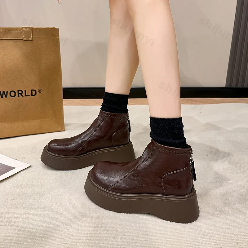 Осенние женские ботинки, новинка 2023 года, ретро-сапоги из синтетической замши, корейские модные короткие ботинки на платформе, уличные ретро-ботинки Botas Mujer
Осенние женские ботинки, новинка 2023 года, ретро-сапоги из синтетической замши, корейские модные короткие ботинки на платформе, уличные ретро-ботинки Botas Mujer