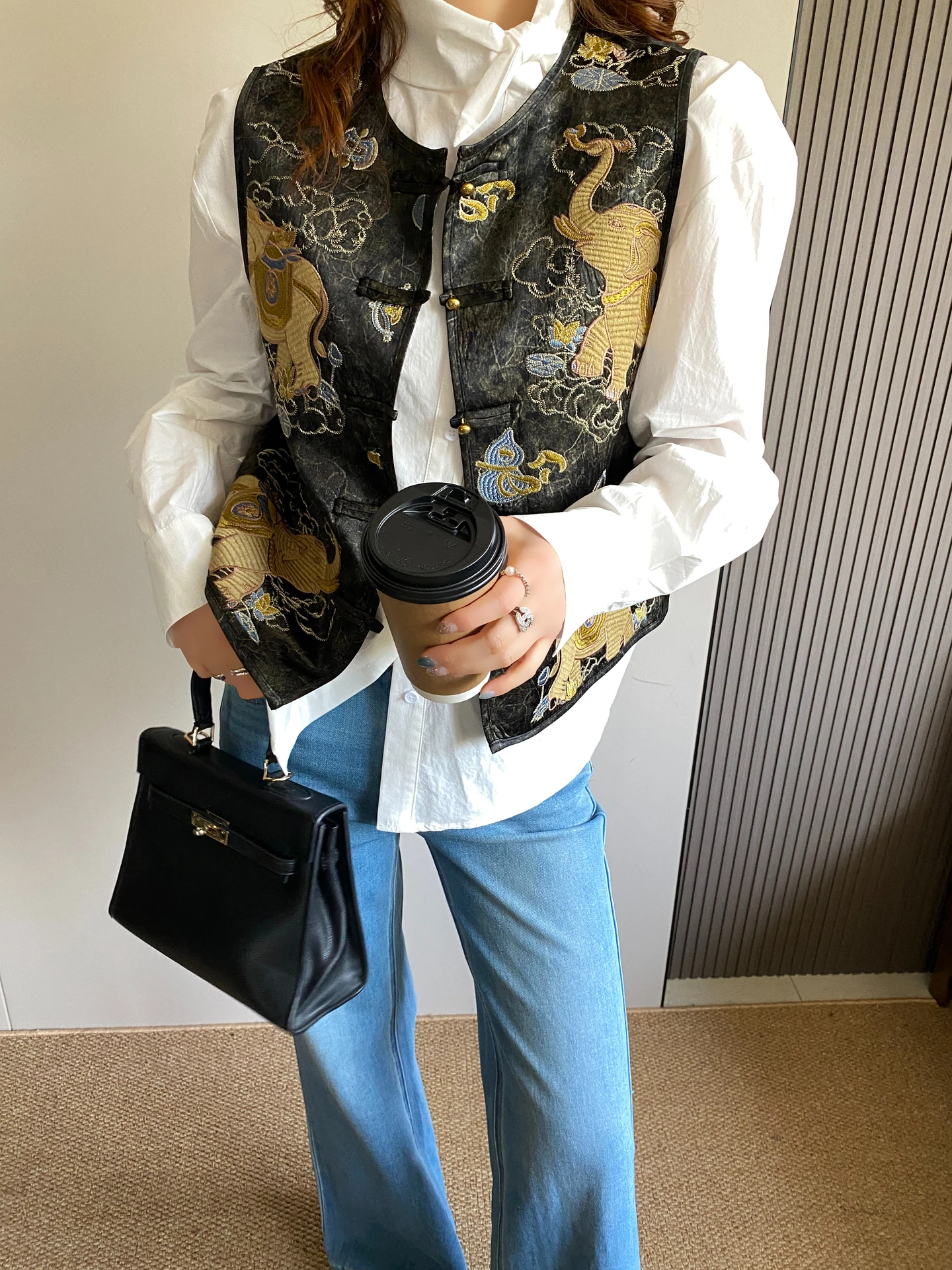 Ретро-жилет в китайском стиле с вышивкой, женский, на пуговицах, новинка ранней весны, свободный крой, топ в стиле Heavy Workmanip, с круглым вырезом
Ретро-жилет в китайском стиле с вышивкой, женский, на пуговицах, новинка ранней весны, свободный крой, топ в стиле Heavy Workmanip, с круглым вырезом