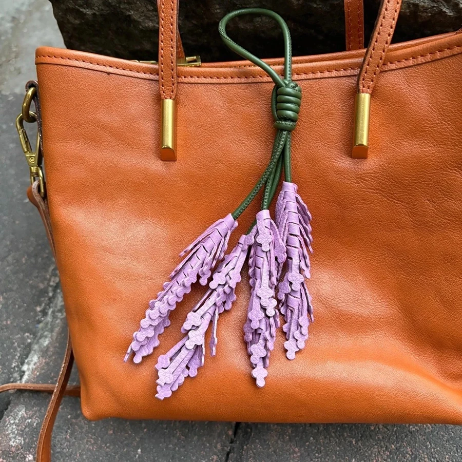 New Lavender Genuine Leather Bag Charm First Layer Flower Pendants Suitable for Bucket Bags and Tote Bags Simple Cute Gift
New Lavender Genuine Leather Bag Charm First Layer Flower Pendants Suitable for Bucket Bags and Tote Bags Simple Cute Gift