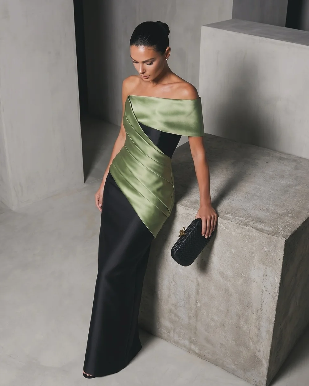 Customized Modern Style Women Charmeuse Ruched Pleat Straight Evening Dresses Formal Off-the-shoulder Sleeveless Long Party Gown
Customized Modern Style Women Charmeuse Ruched Pleat Straight Evening Dresses Formal Off-the-shoulder Sleeveless Long Party Gown
